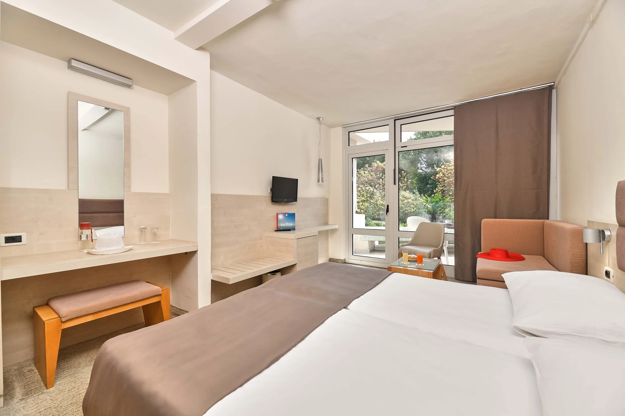Dovolená v Poreči na Istrii: hotel 100 m od pláže, bazény, polopenze+ a 1 dítě do 11,9 let zdarma
