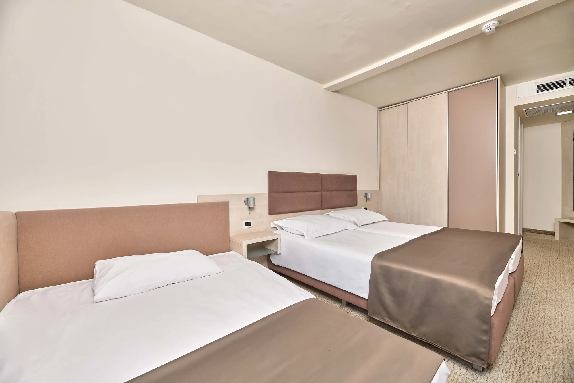 Dovolená v Poreči na Istrii: hotel 100 m od pláže, bazény, polopenze+ a 1 dítě do 11,9 let zdarma
