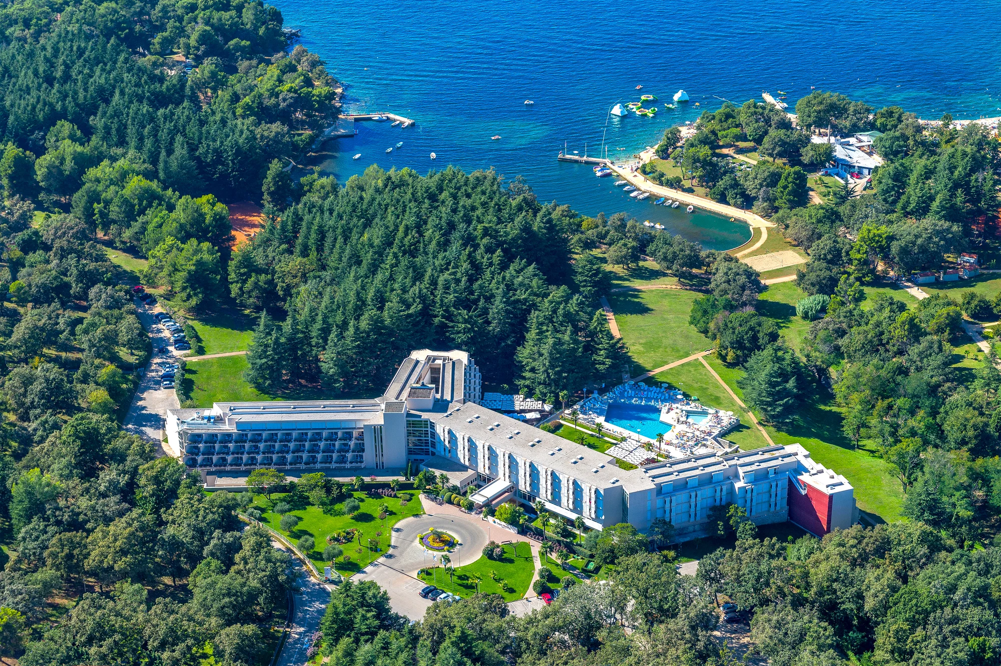 Dovolená v Poreči na Istrii: hotel 100 m od pláže, bazény, polopenze+ a 1 dítě do 11,9 let zdarma