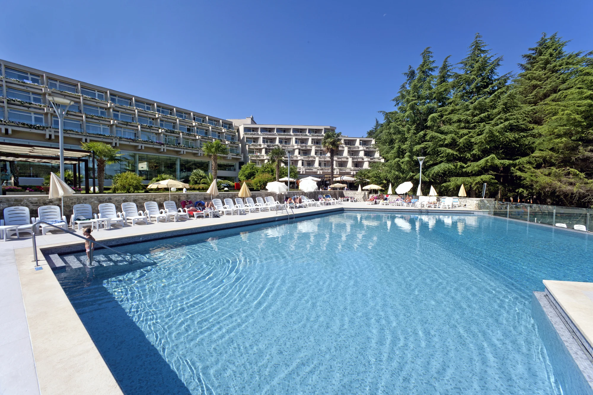 Dovolená v Poreči na Istrii: hotel 100 m od pláže, bazény, polopenze+ a 1 dítě do 11,9 let zdarma