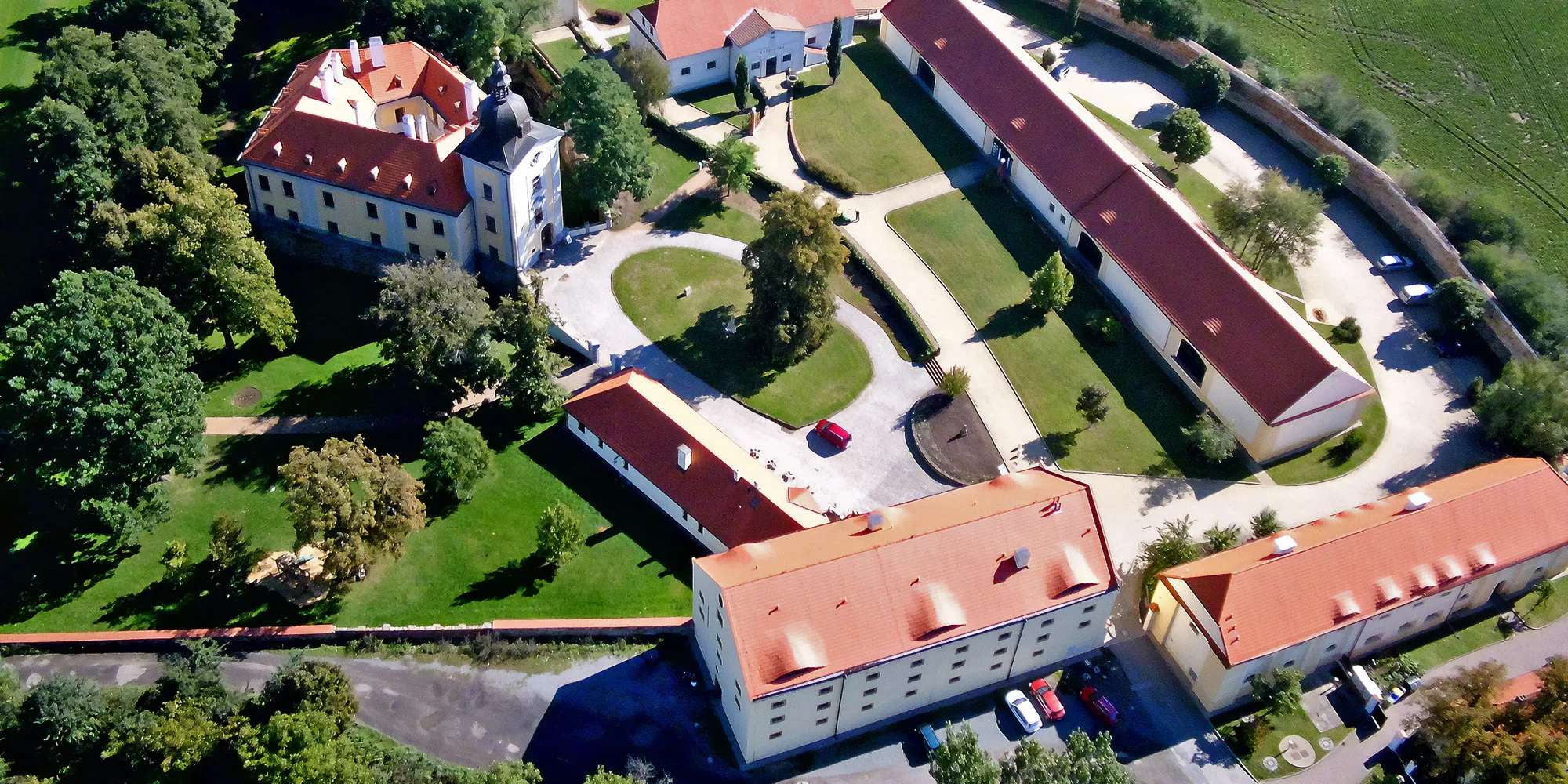 4chodové menu v Chateau Ctěnice i s neomezenou konzumací vína či piva pro 1–2 osoby