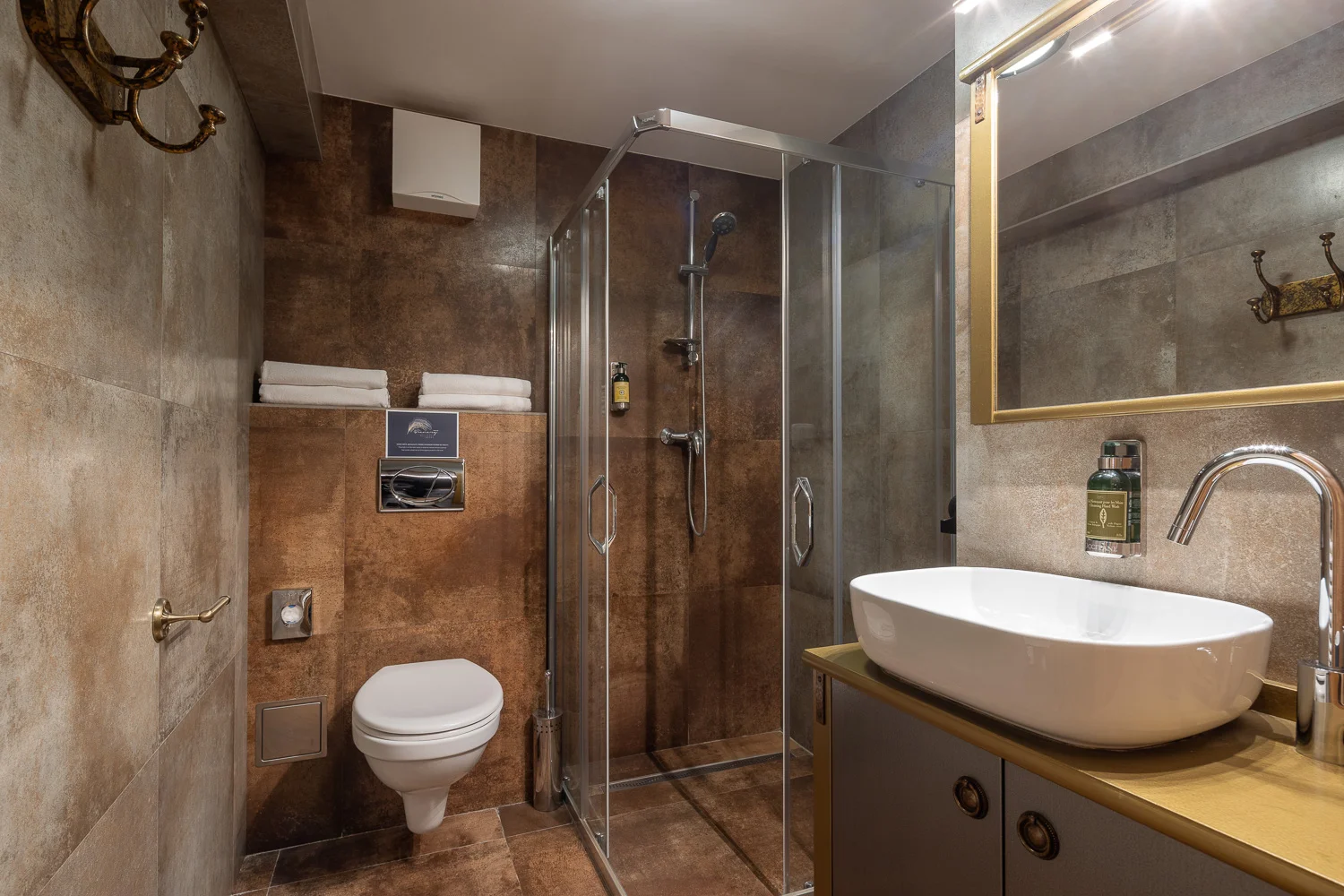 Zámecký hotel 15 km od Prahy: luxusní pokoje, snídaně i večeře a vstupenky na výstavy