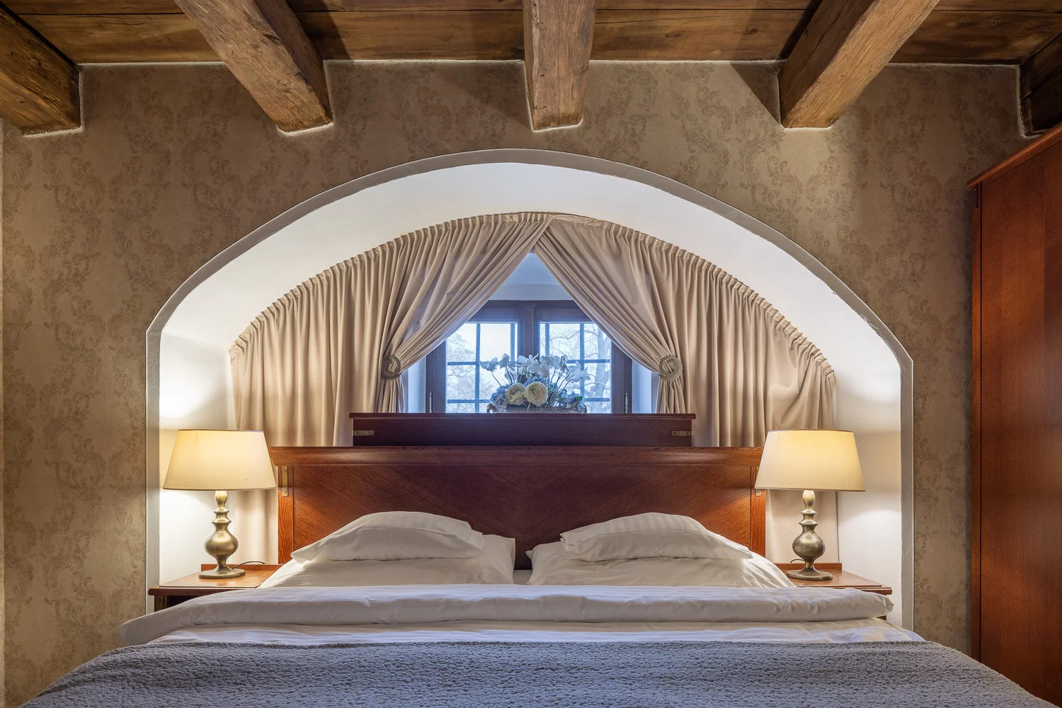 Zámecký hotel 15 km od Prahy: luxusní pokoje, snídaně i večeře a vstupenky na výstavy