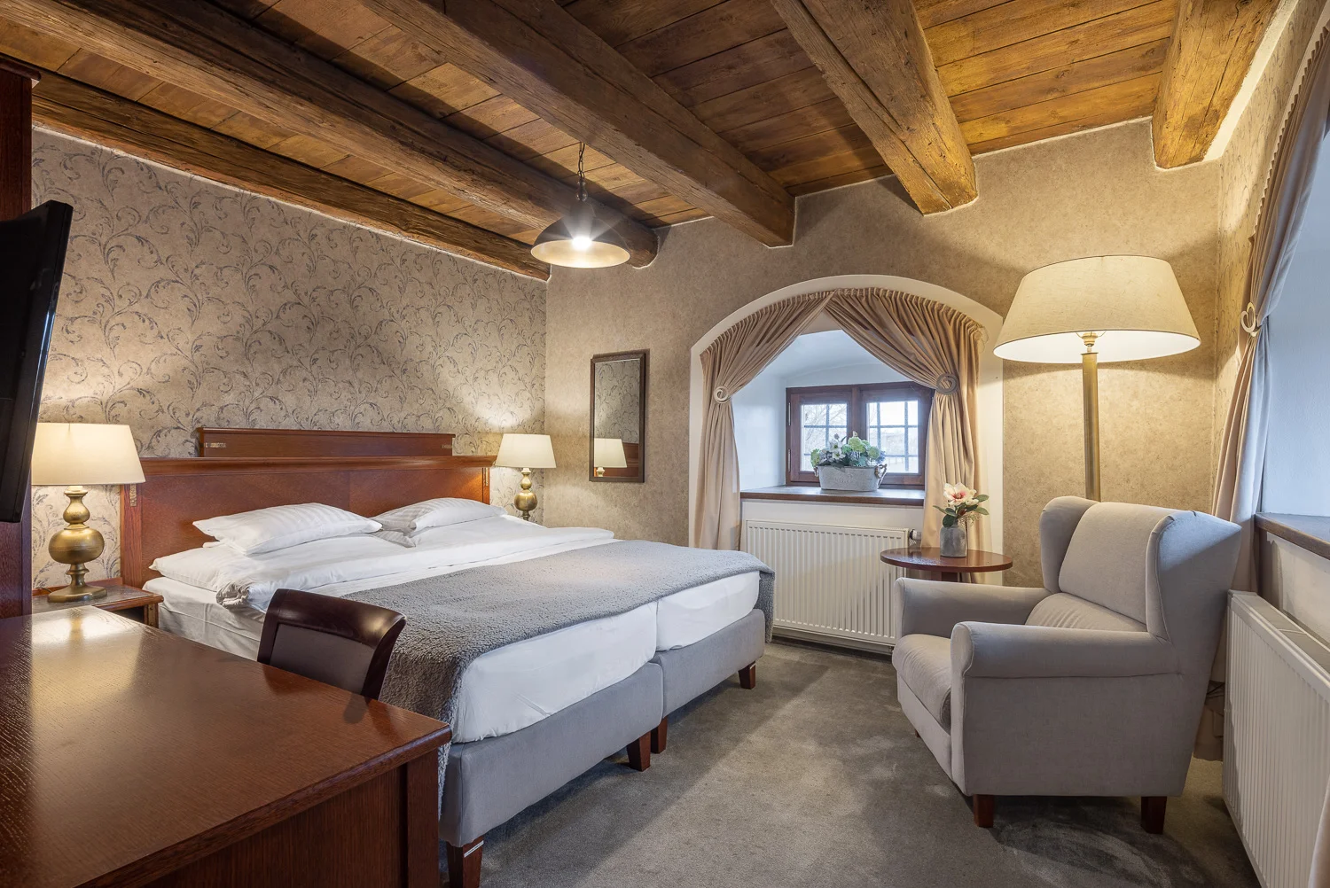Zámecký hotel 15 km od Prahy: luxusní pokoje, snídaně i večeře a vstupenky na výstavy