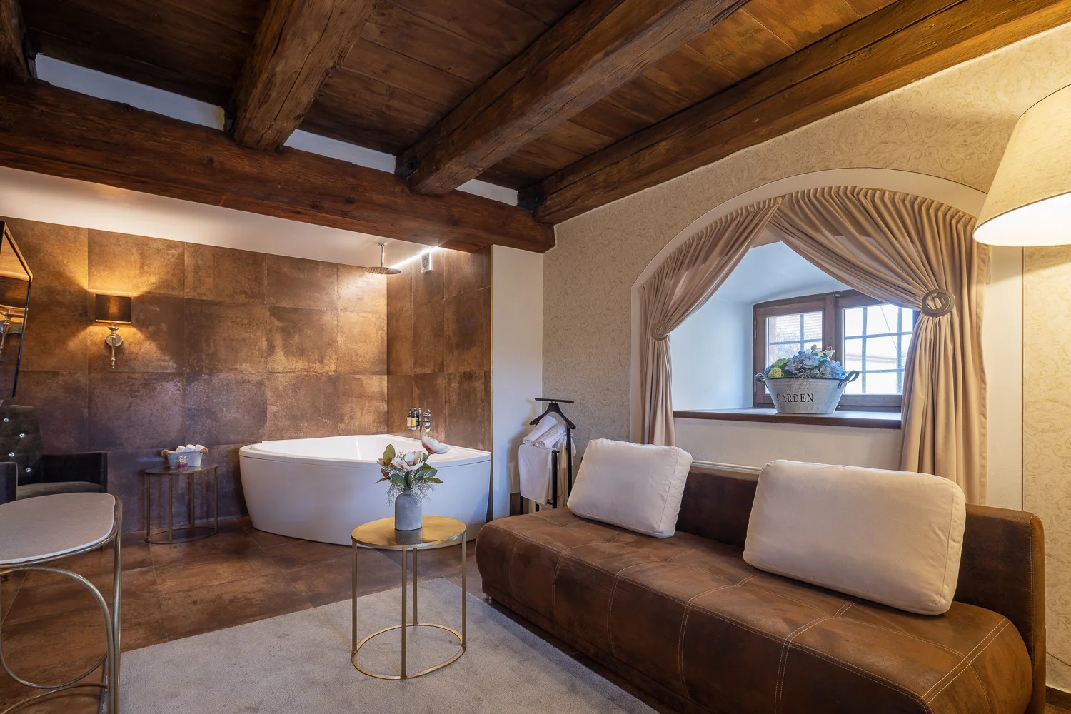 Zámecký hotel 15 km od Prahy: luxusní pokoje, snídaně i večeře a vstupenky na výstavy