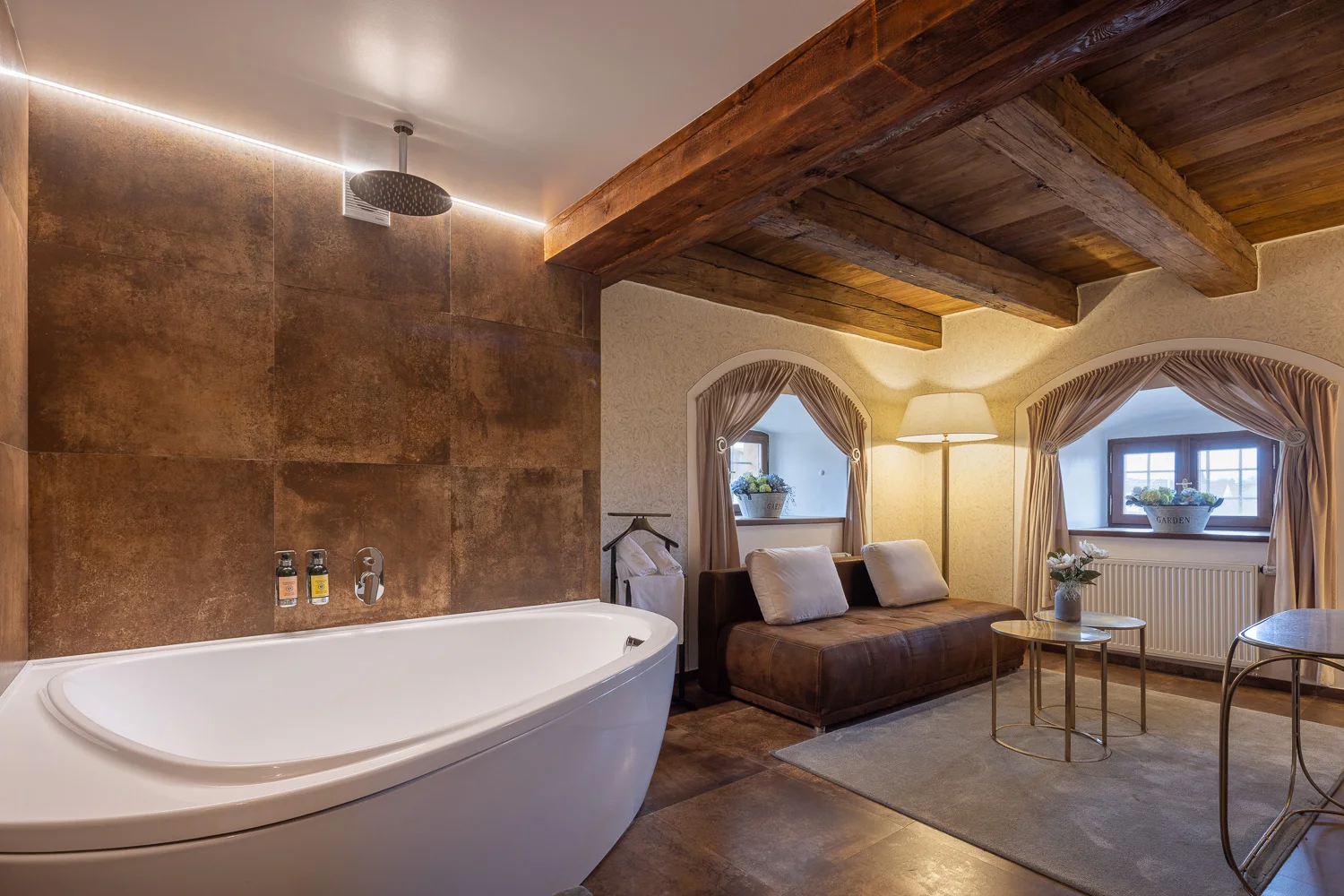 Zámecký hotel 15 km od Prahy: luxusní pokoje, snídaně i večeře a vstupenky na výstavy