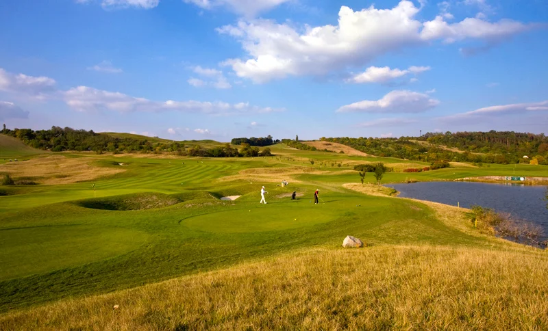 Na den golfistou: 2hodinový trénink s trenérem i individuální hra pro 1-2 osoby