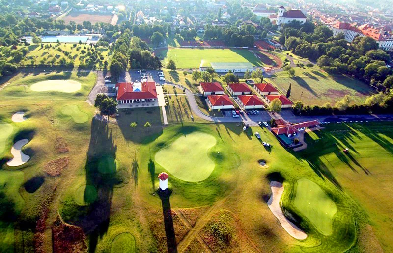 Na den golfistou: 2hodinový trénink s trenérem i individuální hra pro 1-2 osoby