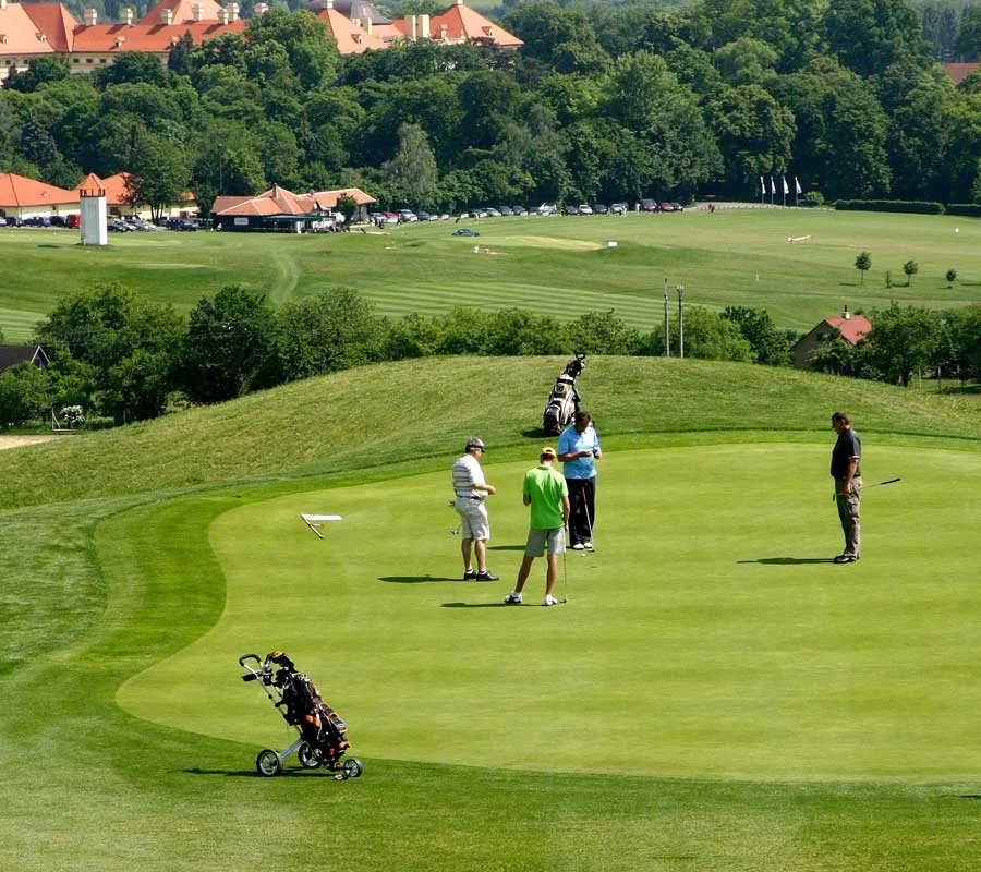 Na den golfistou: 2hodinový trénink s trenérem i individuální hra pro 1-2 osoby