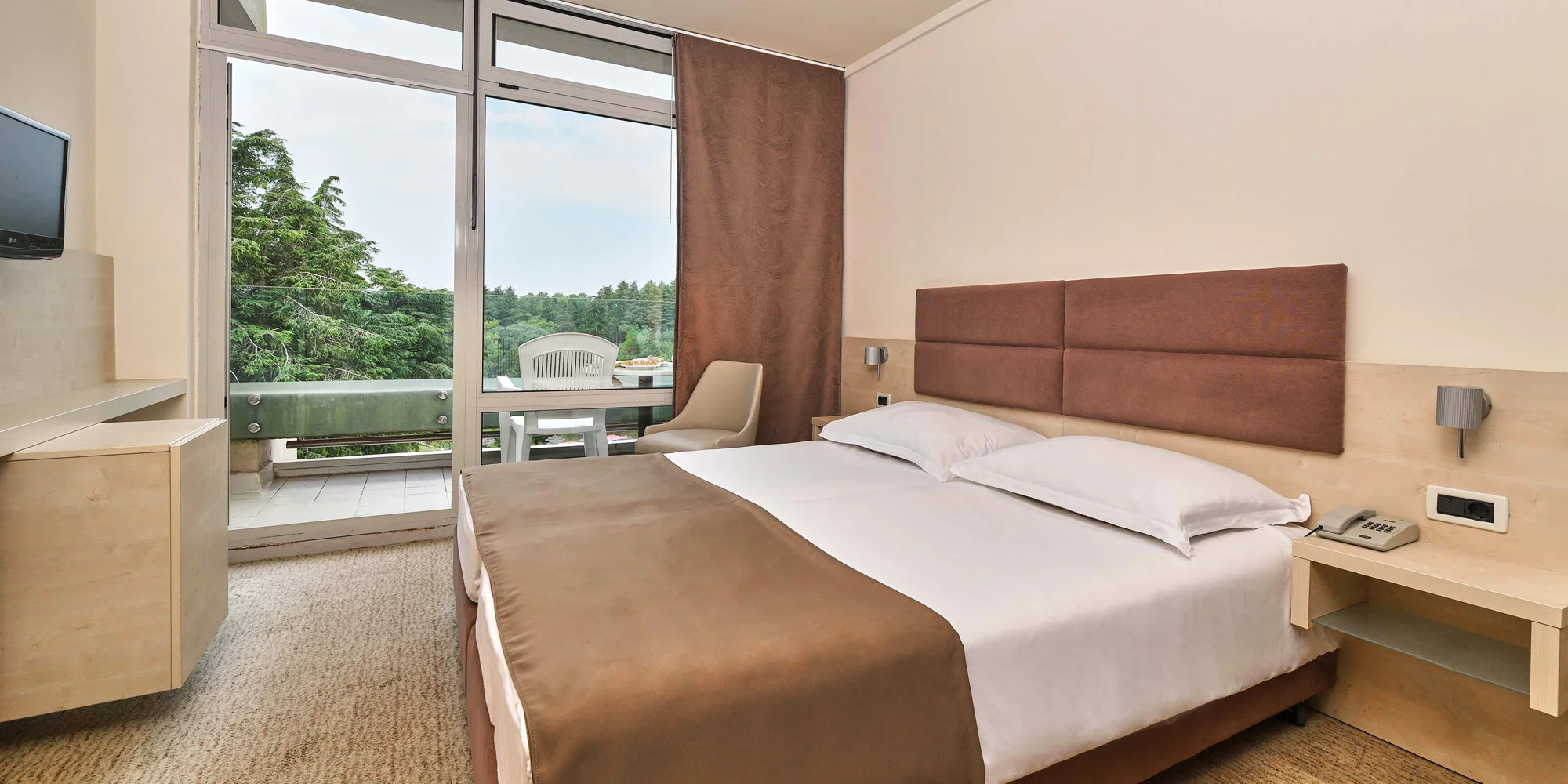 Dovolená v Poreči na Istrii: hotel 100 m od pláže, bazény, polopenze+ a 1 dítě do 11,9 let zdarma
