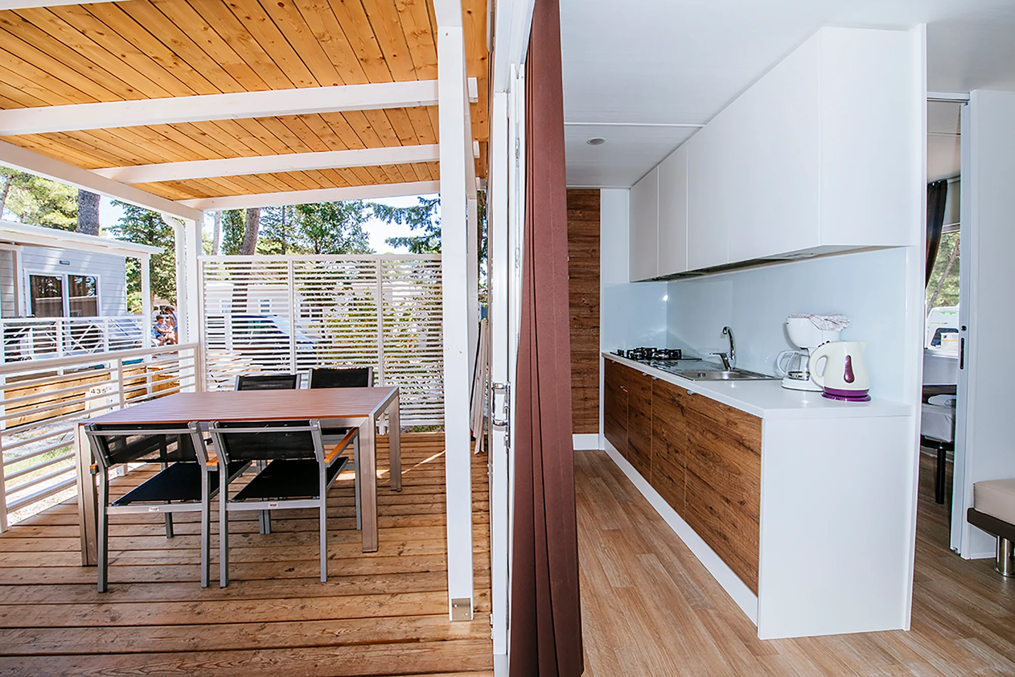 Resort v chorvatském Zatonu: mobilhome až pro 7 os., 400 m na pláž, bazény a zábava, možnost polopenze