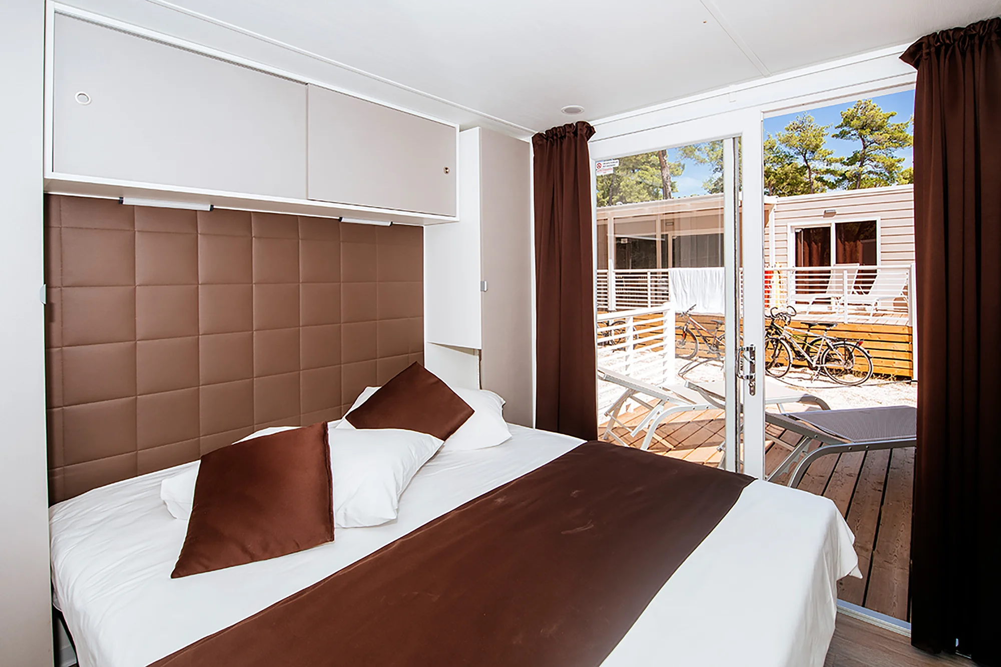 Resort v chorvatském Zatonu: mobilhome až pro 7 os., 400 m na pláž, bazény a zábava, možnost polopenze