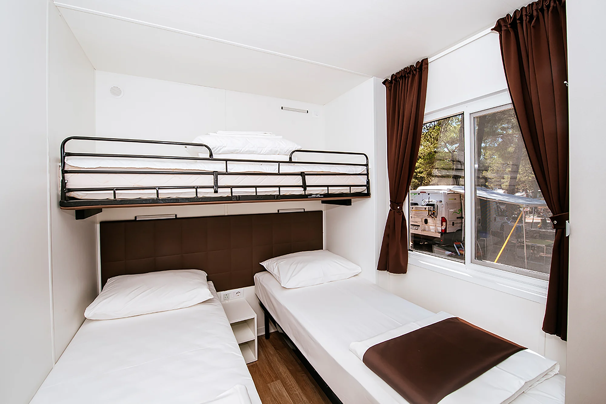 Resort v chorvatském Zatonu: mobilhome až pro 7 os., 400 m na pláž, bazény a zábava, možnost polopenze