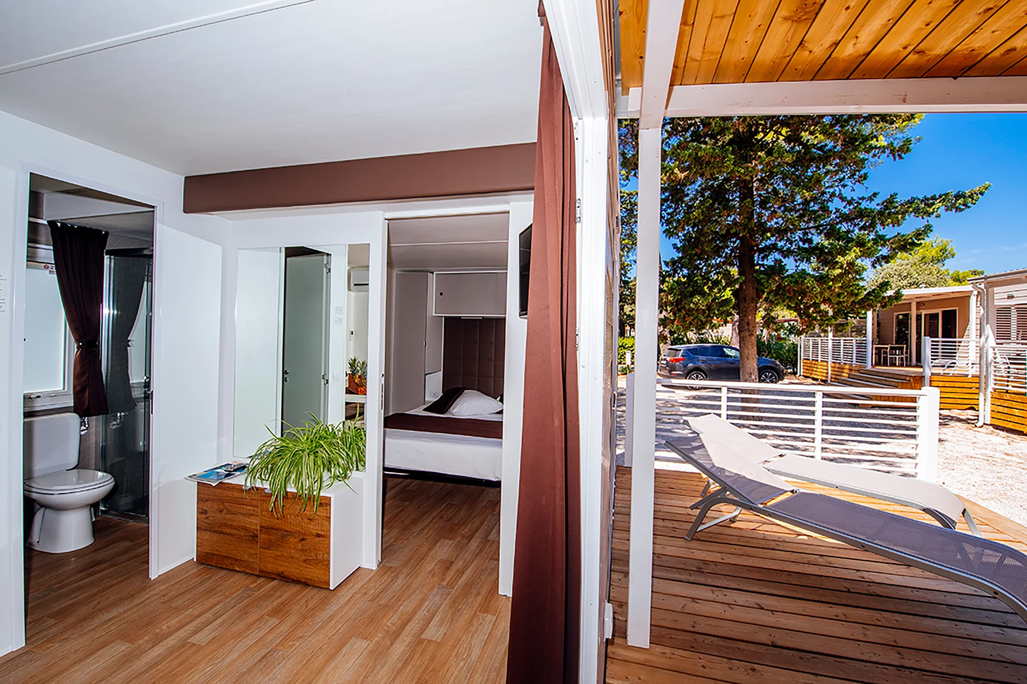 Resort v chorvatském Zatonu: mobilhome až pro 7 os., 400 m na pláž, bazény a zábava, možnost polopenze