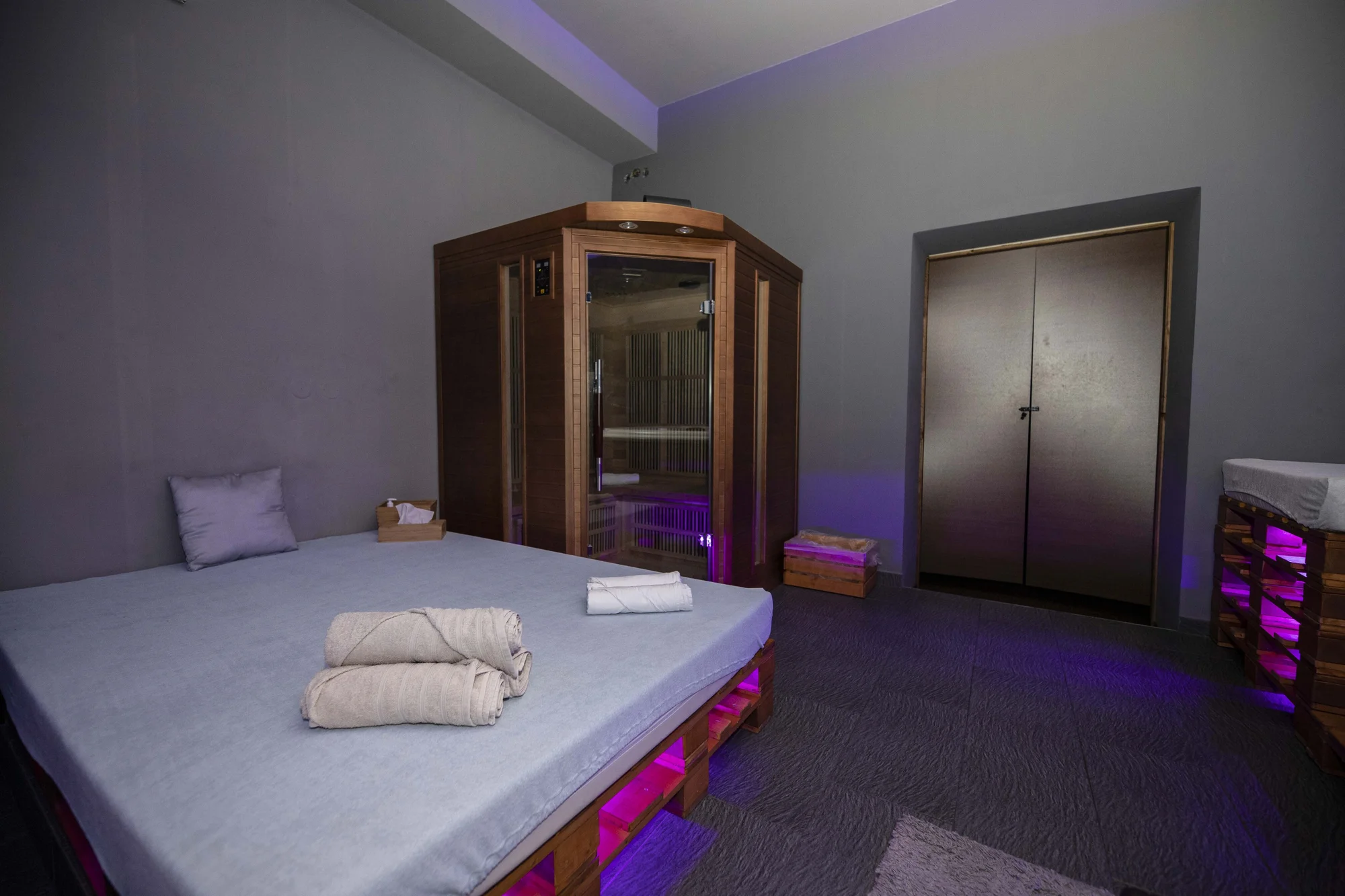 90 min. v privátním wellness s vířivkou, láhví vína a nápoji pro dva