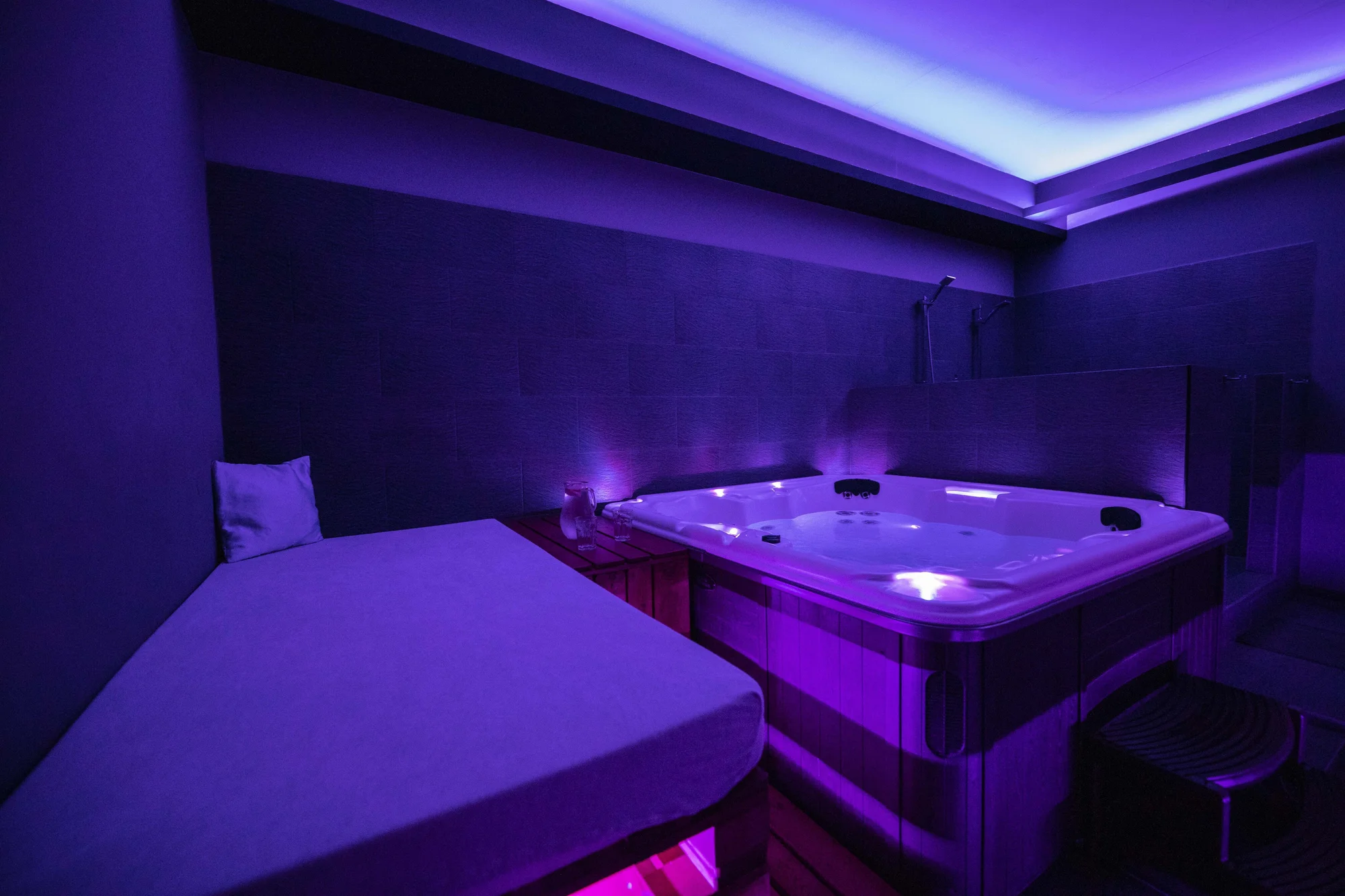 90 min. v privátním wellness s vířivkou, láhví vína a nápoji pro dva