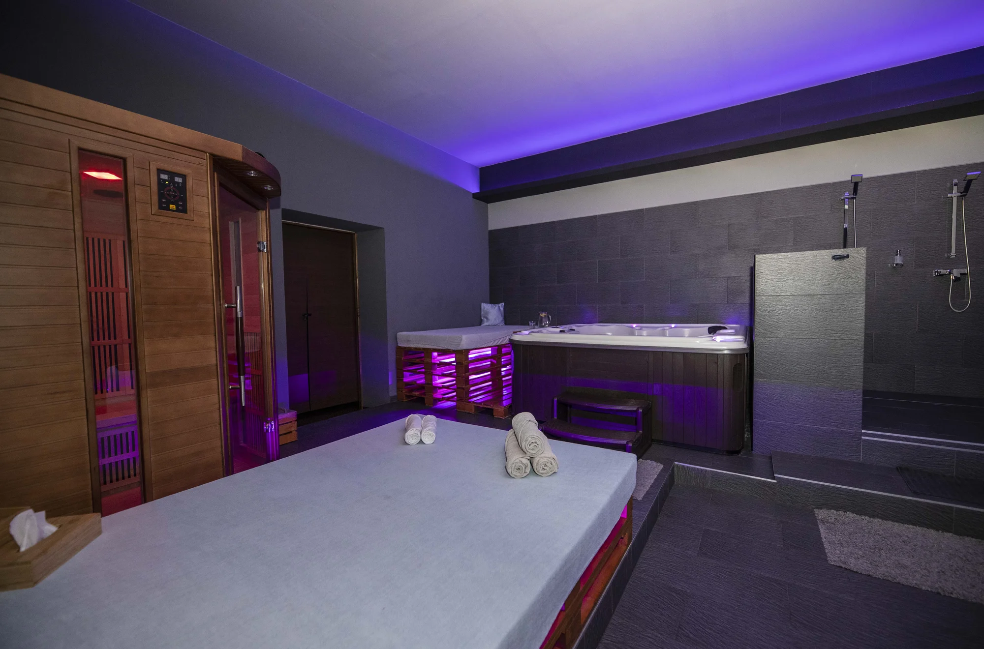 90 min. v privátním wellness s vířivkou, láhví vína a nápoji pro dva