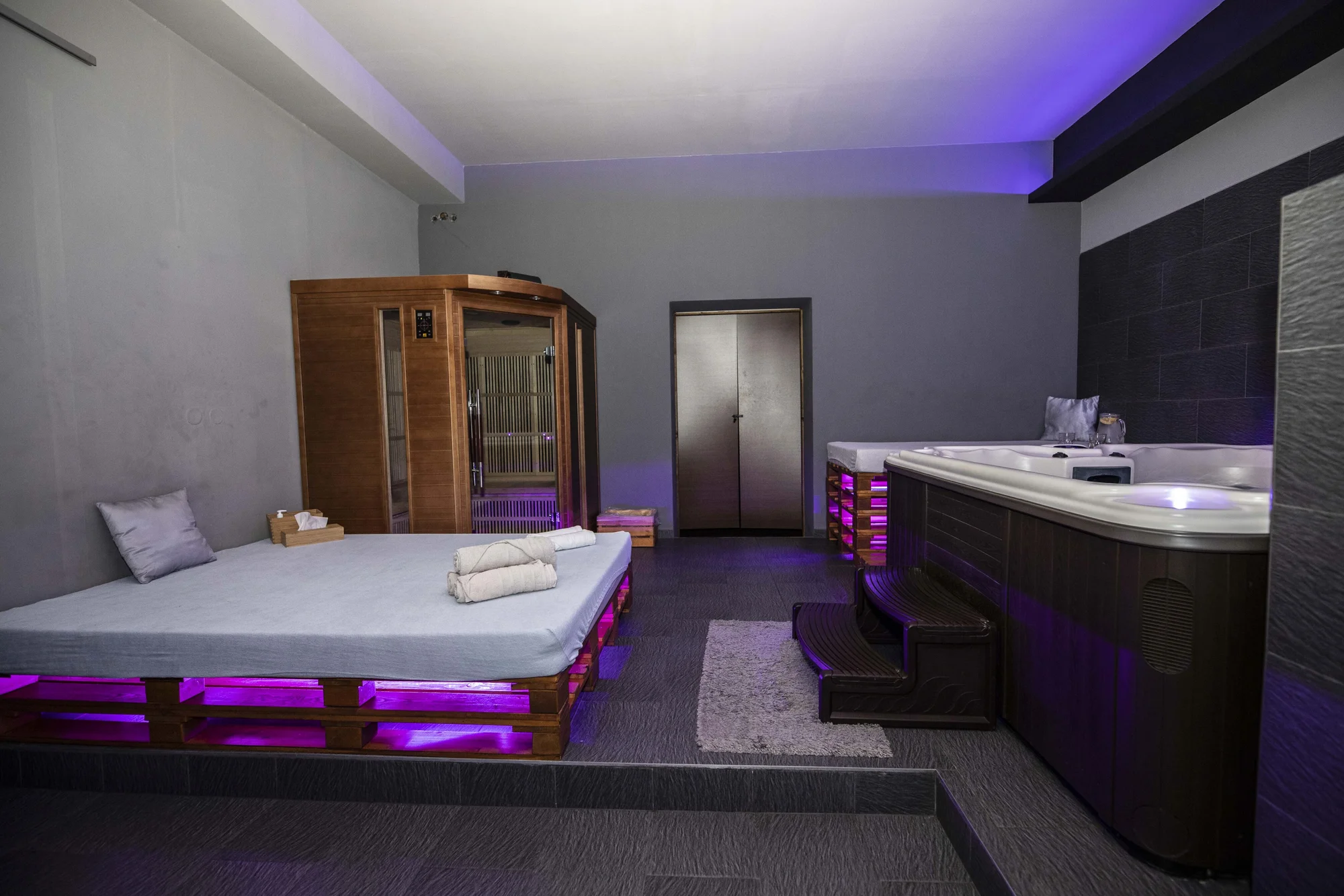 90 min. v privátním wellness s vířivkou, láhví vína a nápoji pro dva
