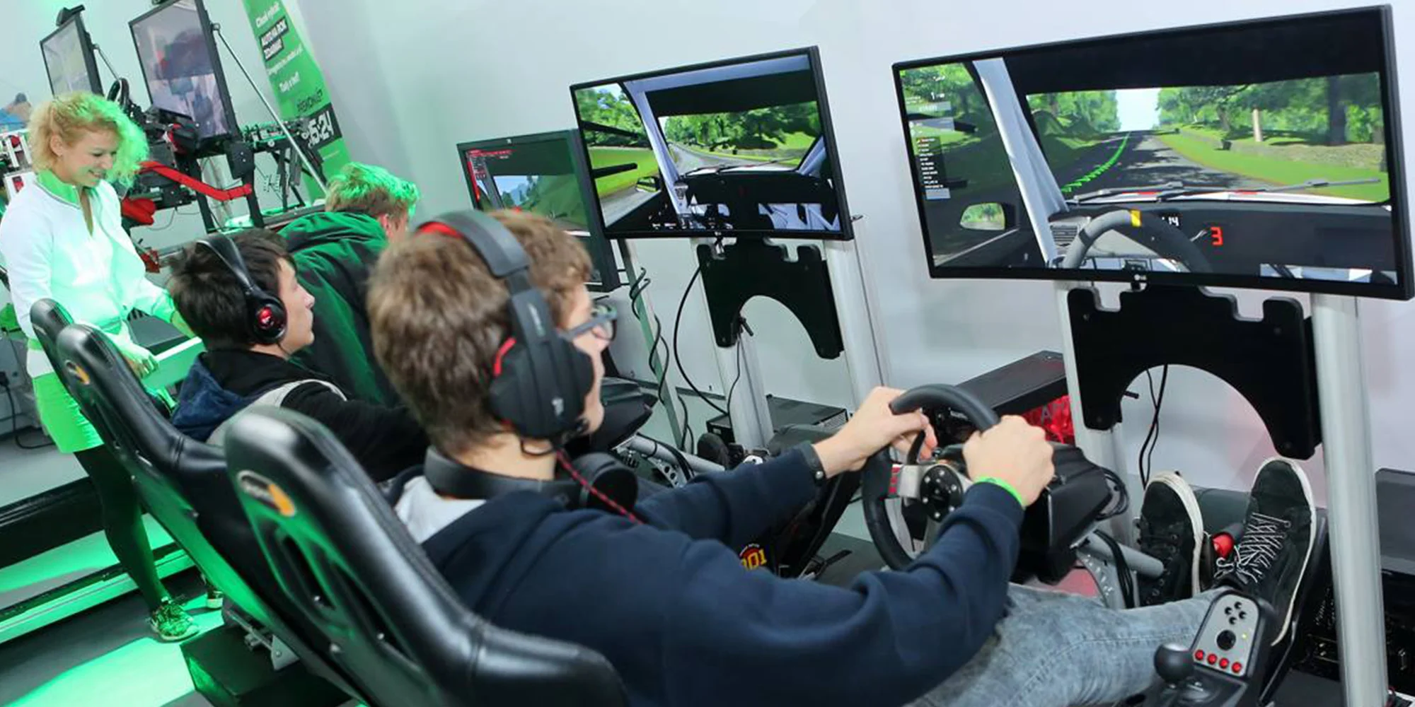 Hodina na pohyblivých závodních simulátorech v unikátním racing centru pro 2–4 osoby