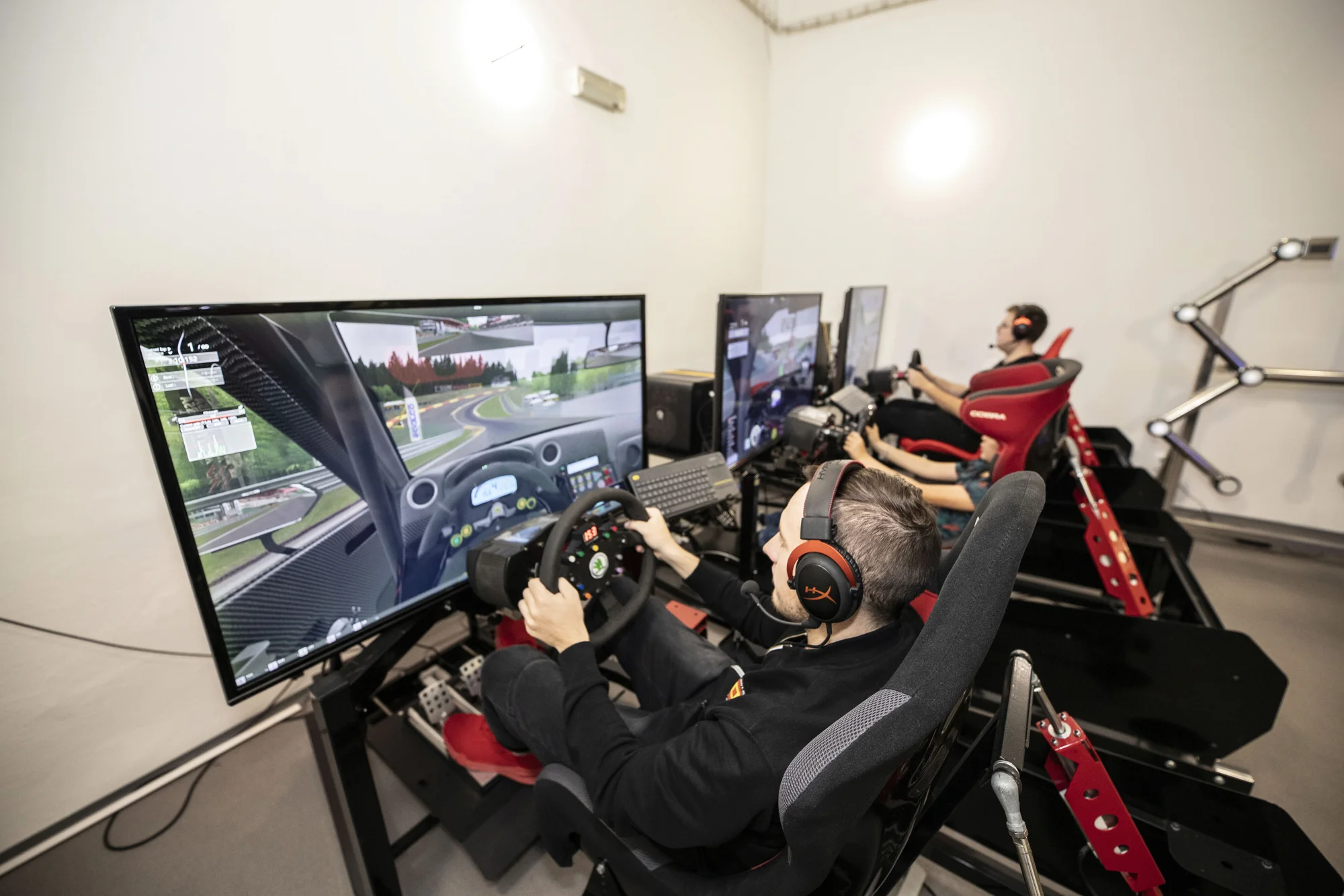 Hodina na pohyblivých závodních simulátorech v unikátním racing centru pro 2–4 osoby