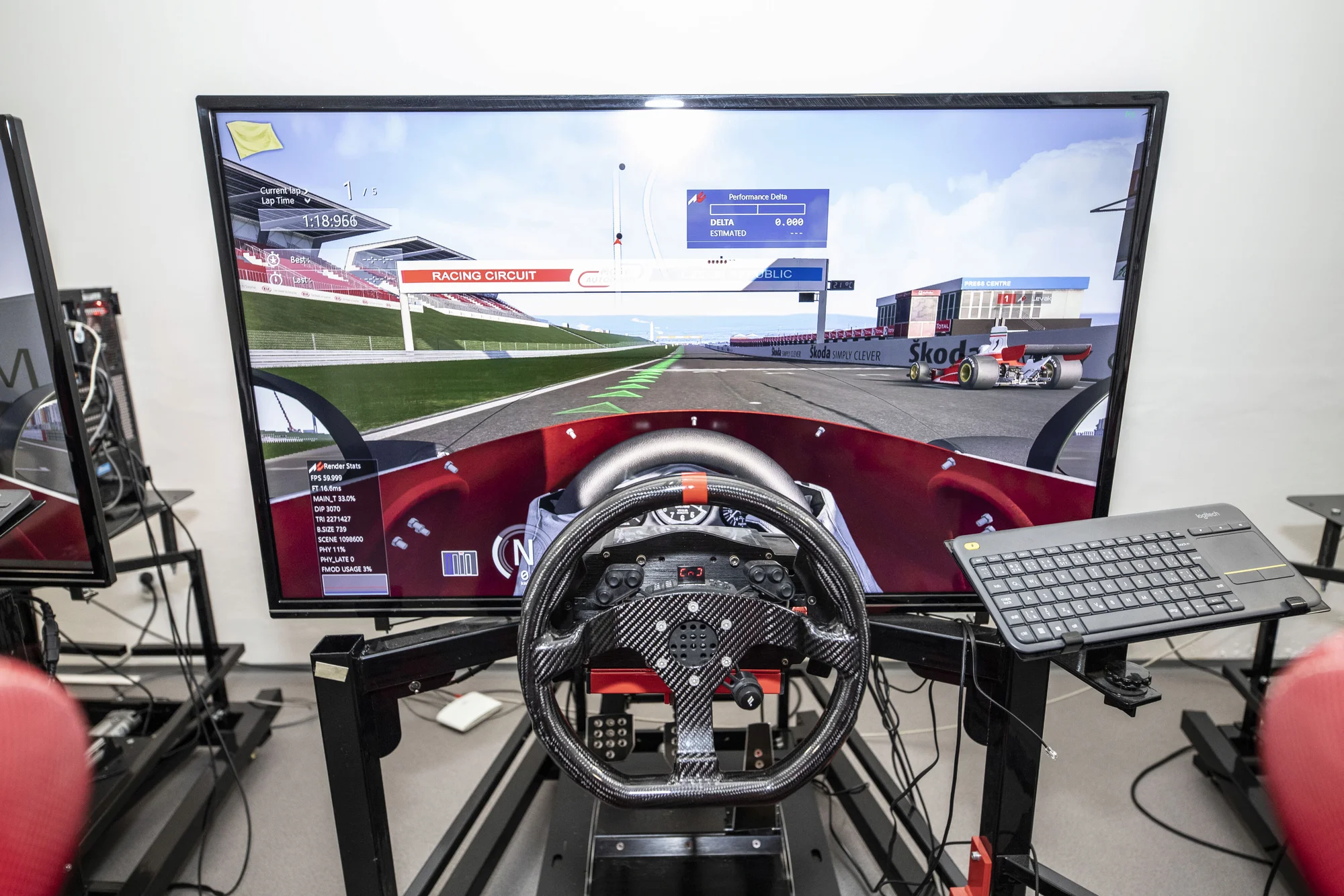 Hodina na pohyblivých závodních simulátorech v unikátním racing centru pro 2–4 osoby