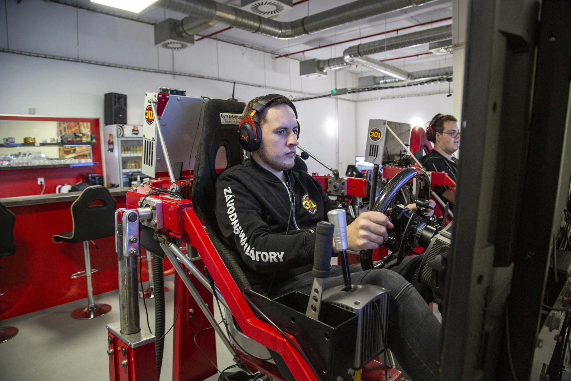 Hodina na pohyblivých závodních simulátorech v unikátním racing centru pro 2–4 osoby