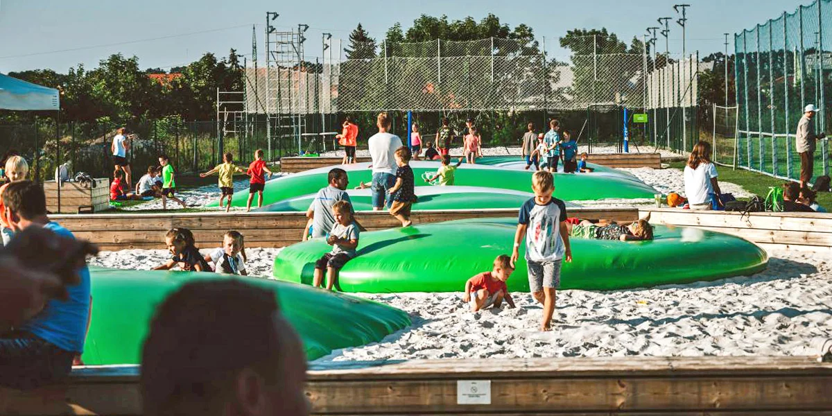 Zábava v Dolních Chabrech: celodenní vstup na trampolíny a džus