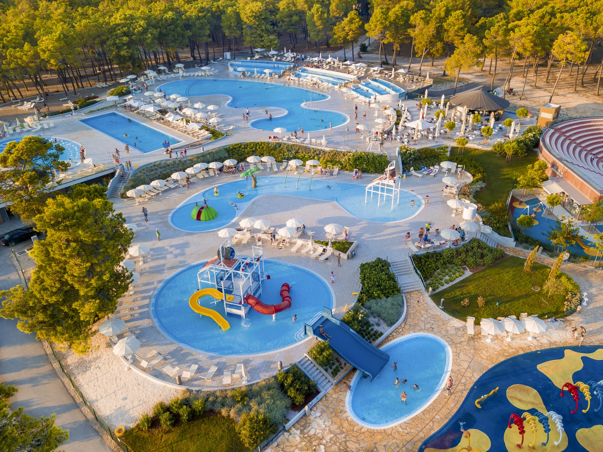 Resort v chorvatském Zatonu: mobilhome až pro 7 os., 400 m na pláž, bazény a zábava, možnost polopenze