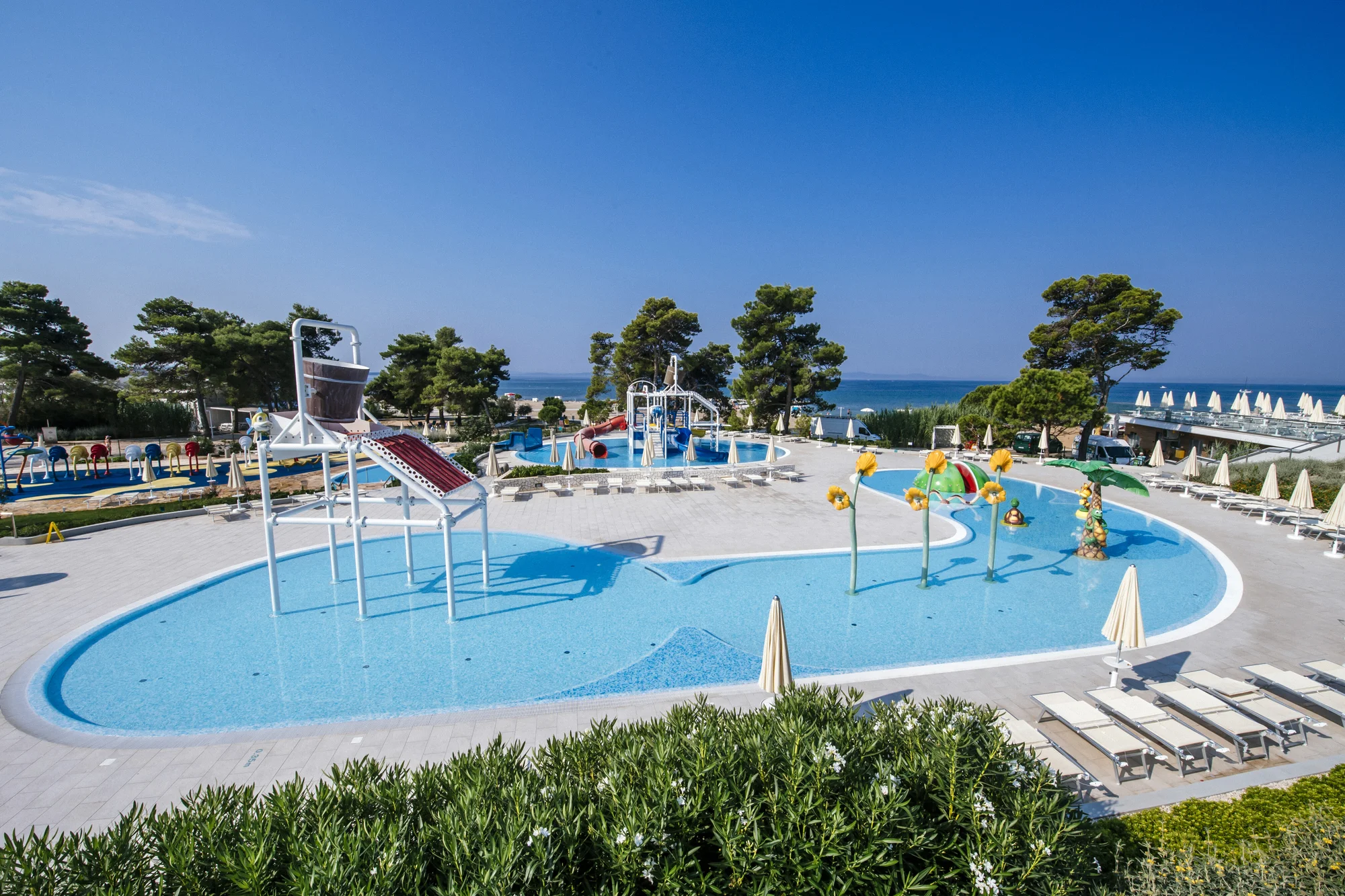 Resort v chorvatském Zatonu: mobilhome až pro 7 os., 400 m na pláž, bazény a zábava, možnost polopenze