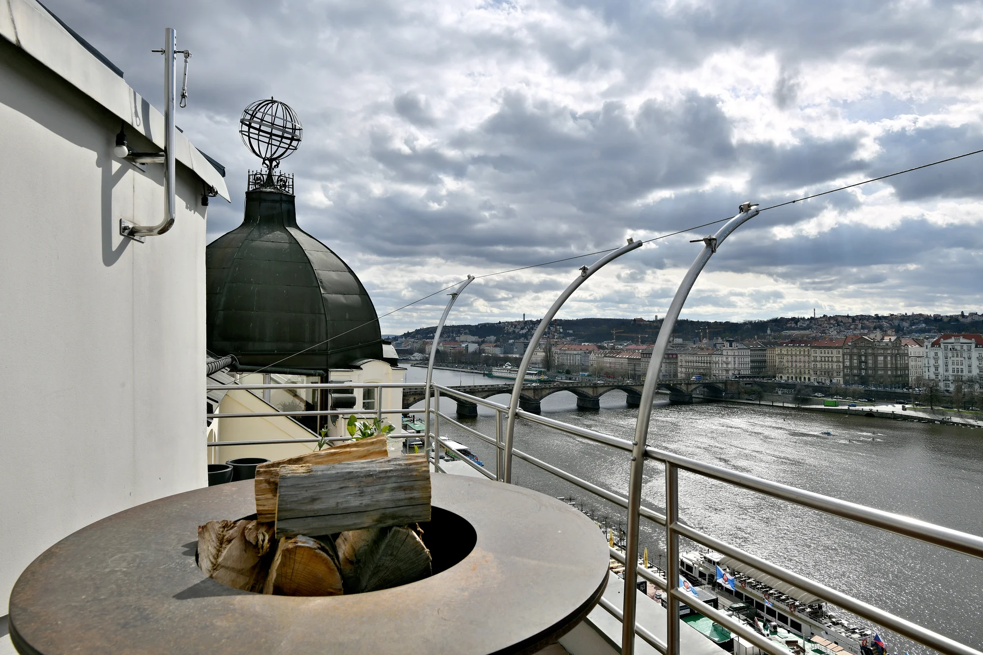 Restaurace v 7. patře Tančícího domu: 3chodové menu pro 2 osoby podle výběru