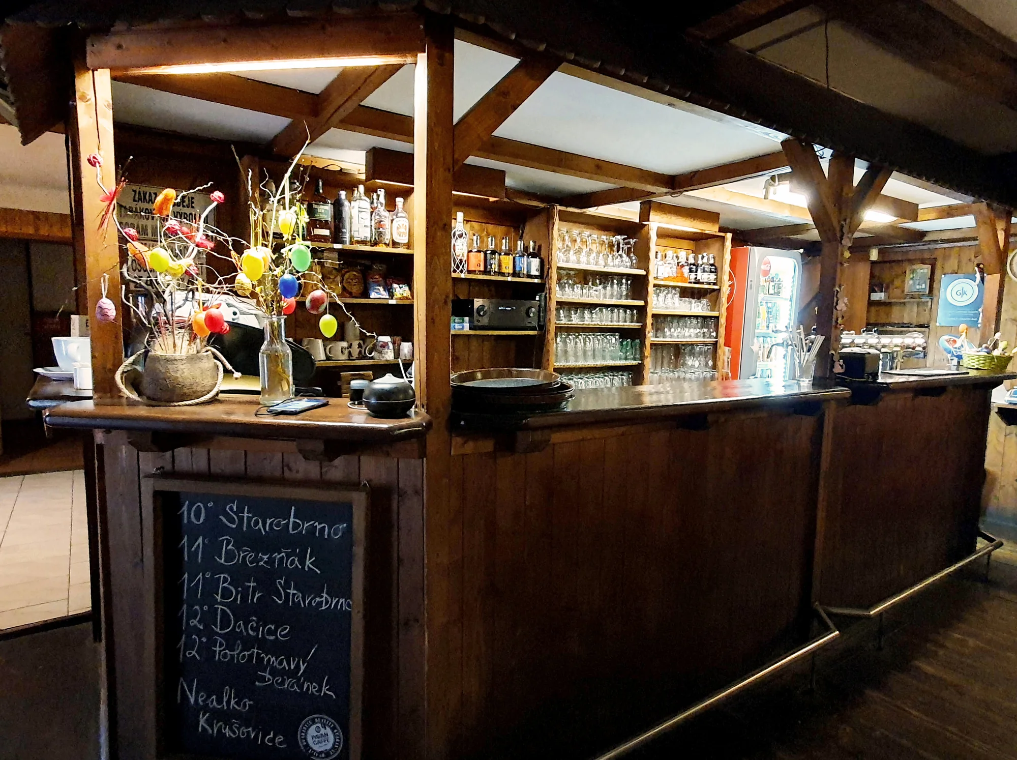 Fošna dobrot ve stylovém Country baru: žebra, křídla, steaky i omáčky