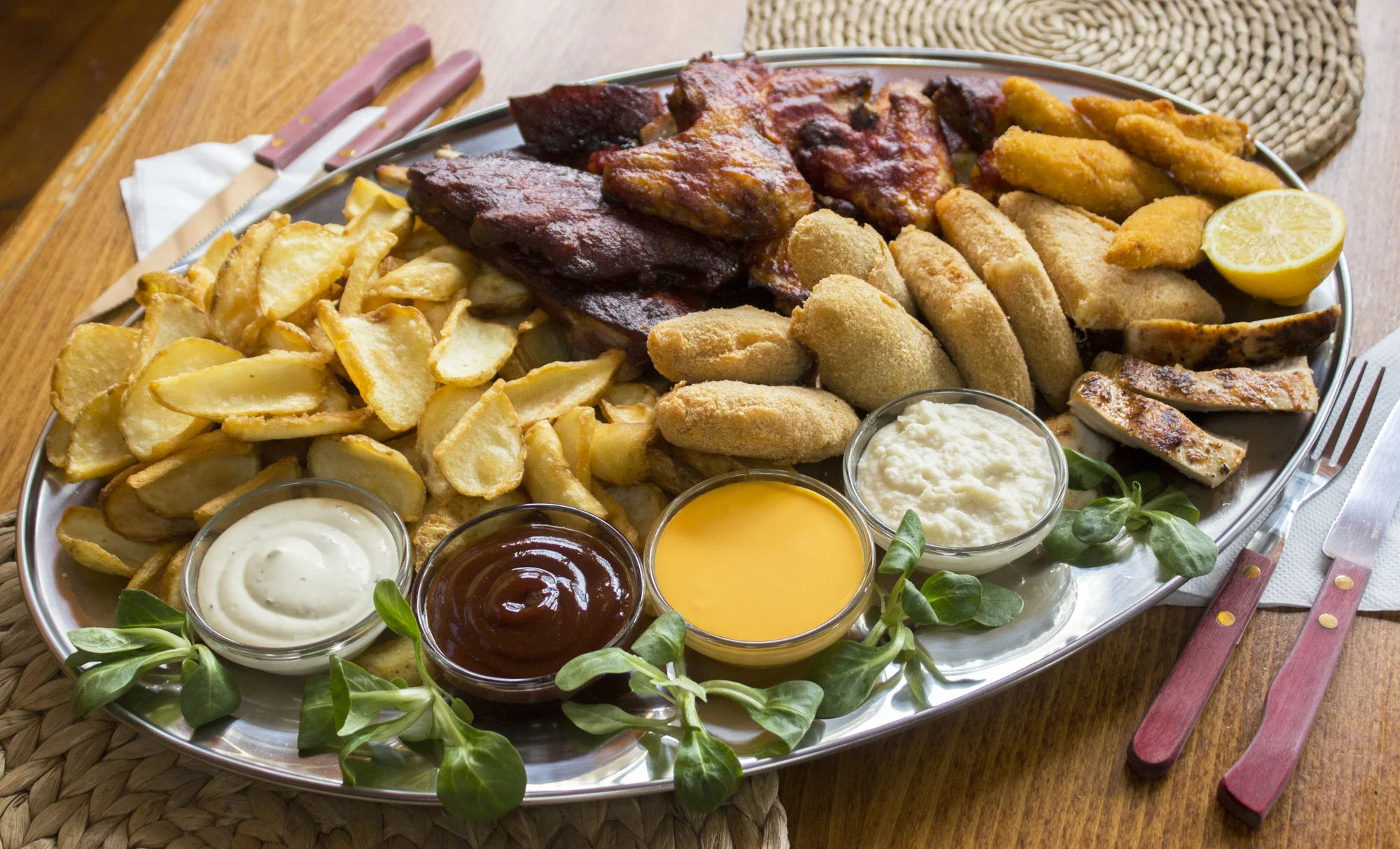 Fošna dobrot ve stylovém Country baru: žebra, křídla, steaky i omáčky