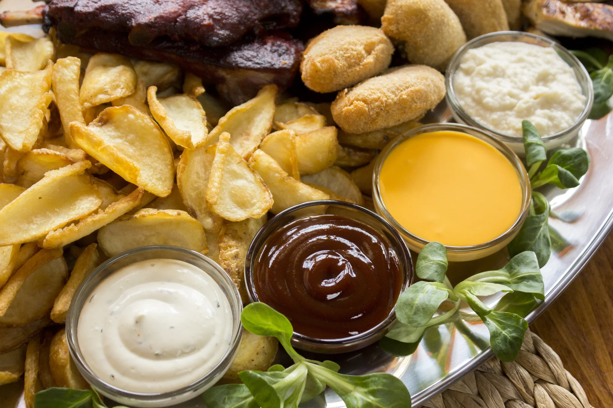Fošna dobrot ve stylovém Country baru: žebra, křídla, steaky i omáčky