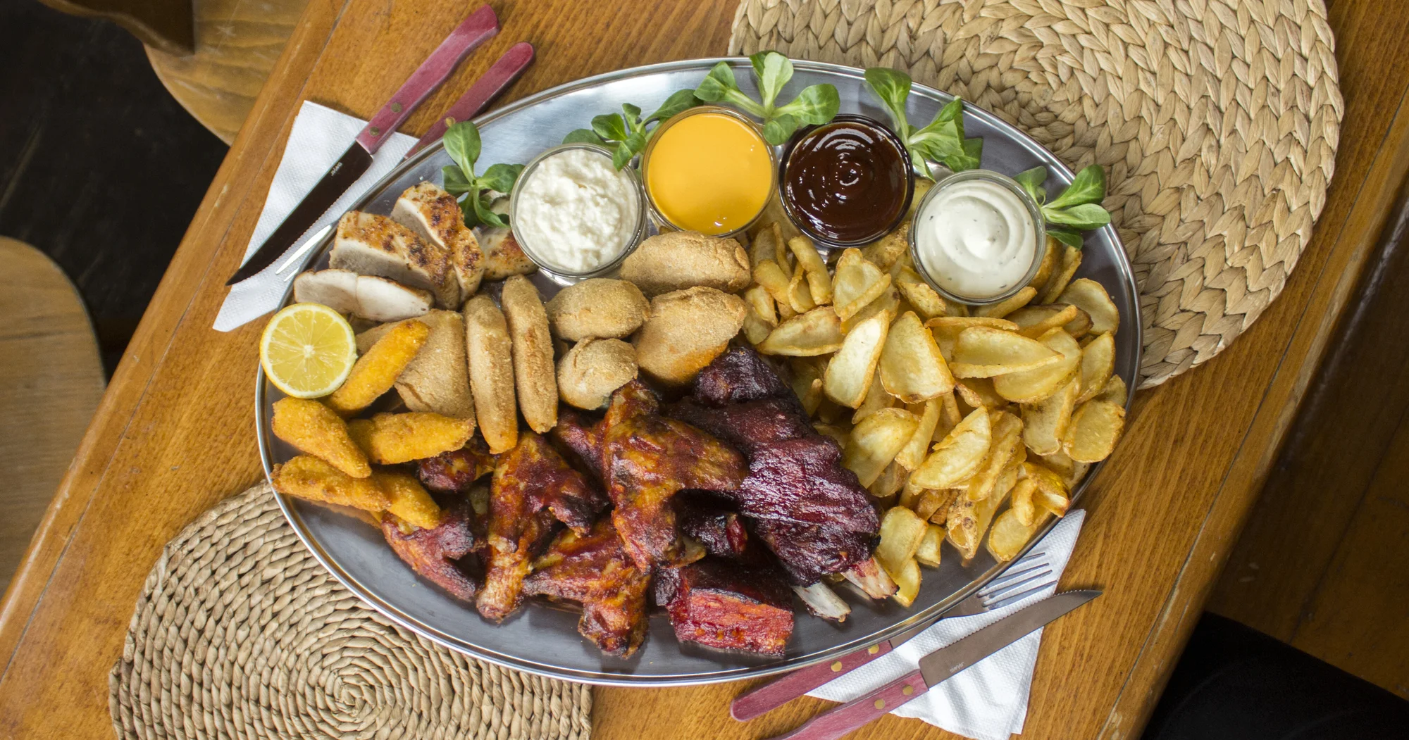 Fošna dobrot ve stylovém Country baru: žebra, křídla, steaky i omáčky