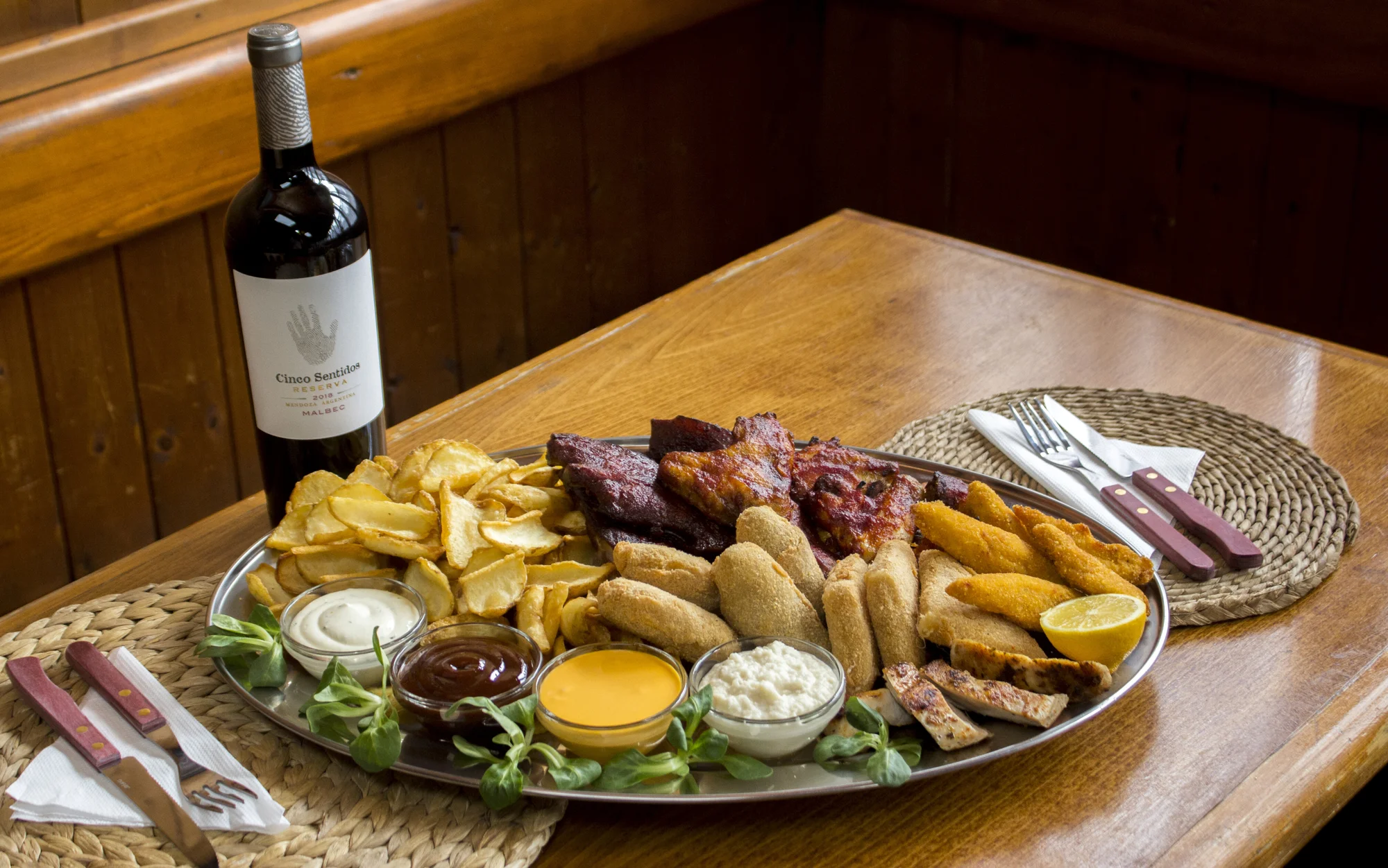 Fošna dobrot ve stylovém Country baru: žebra, křídla, steaky i omáčky