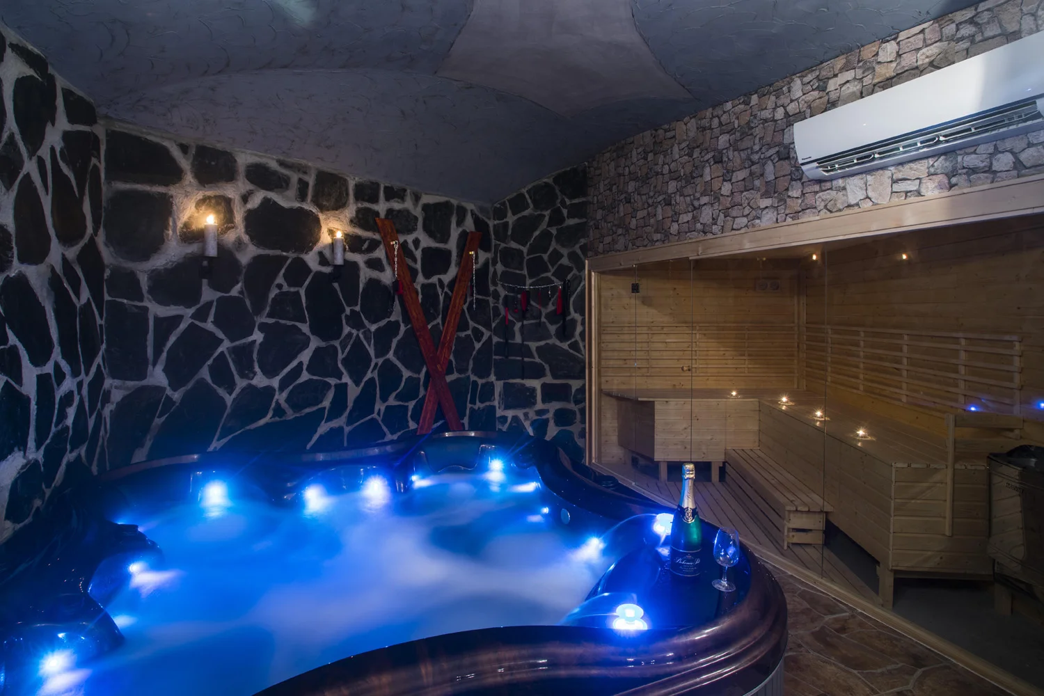 Romantika v privátním wellness: krb, sauna a vířivka na 2 hod. nebo celou noc