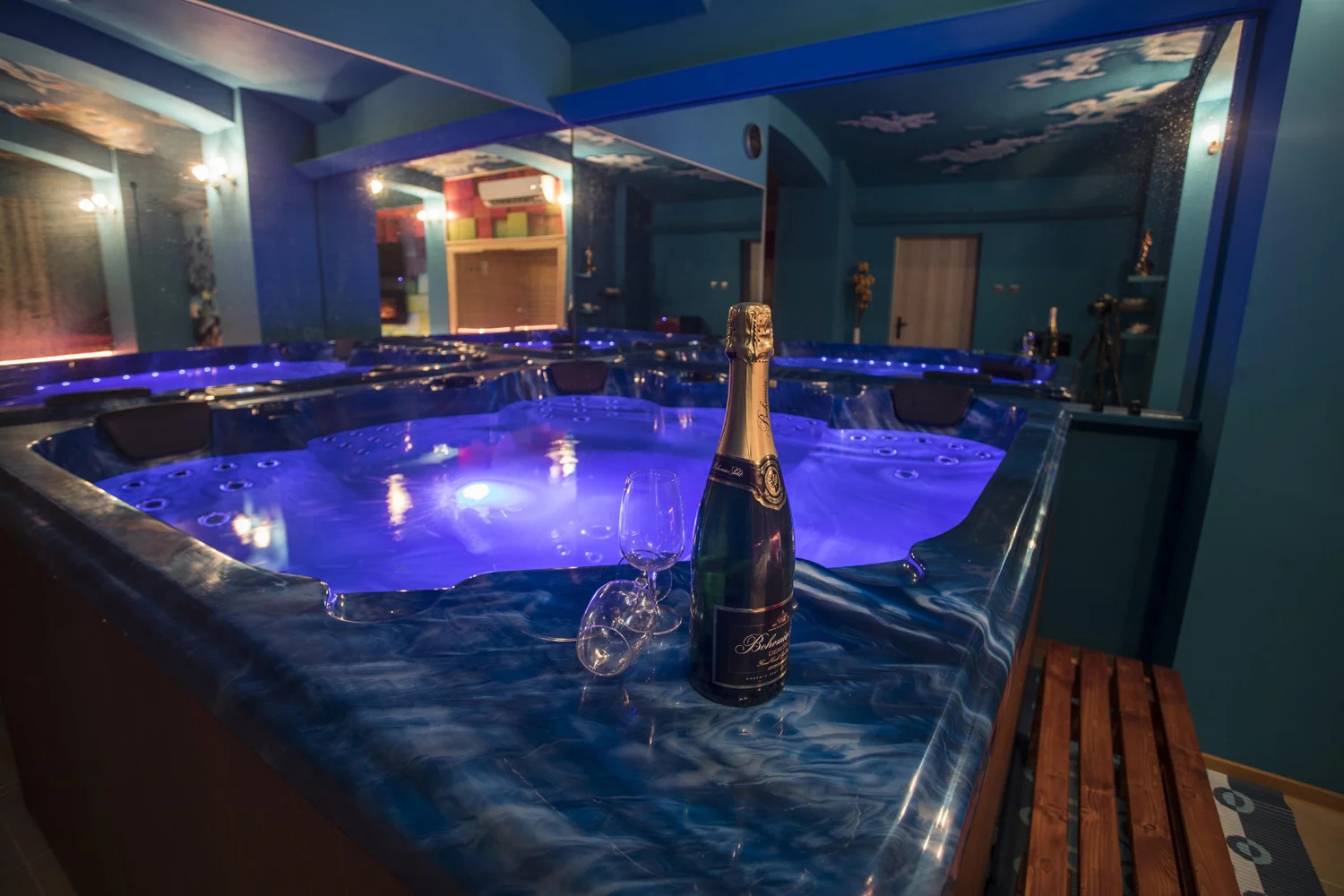 Romantika v privátním wellness: krb, sauna a vířivka na 2 hod. nebo celou noc