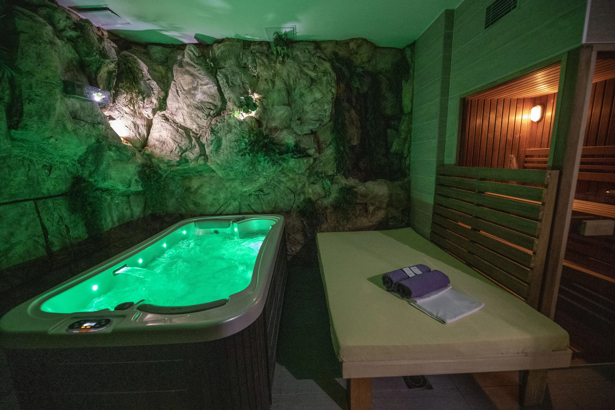 Romantický wellness balíček podle výběru: 90–210 min. privátního relaxu i masáž