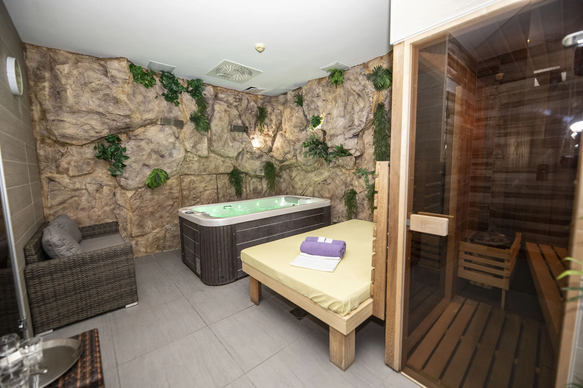 Romantický wellness balíček podle výběru: 90–210 min. privátního relaxu i masáž