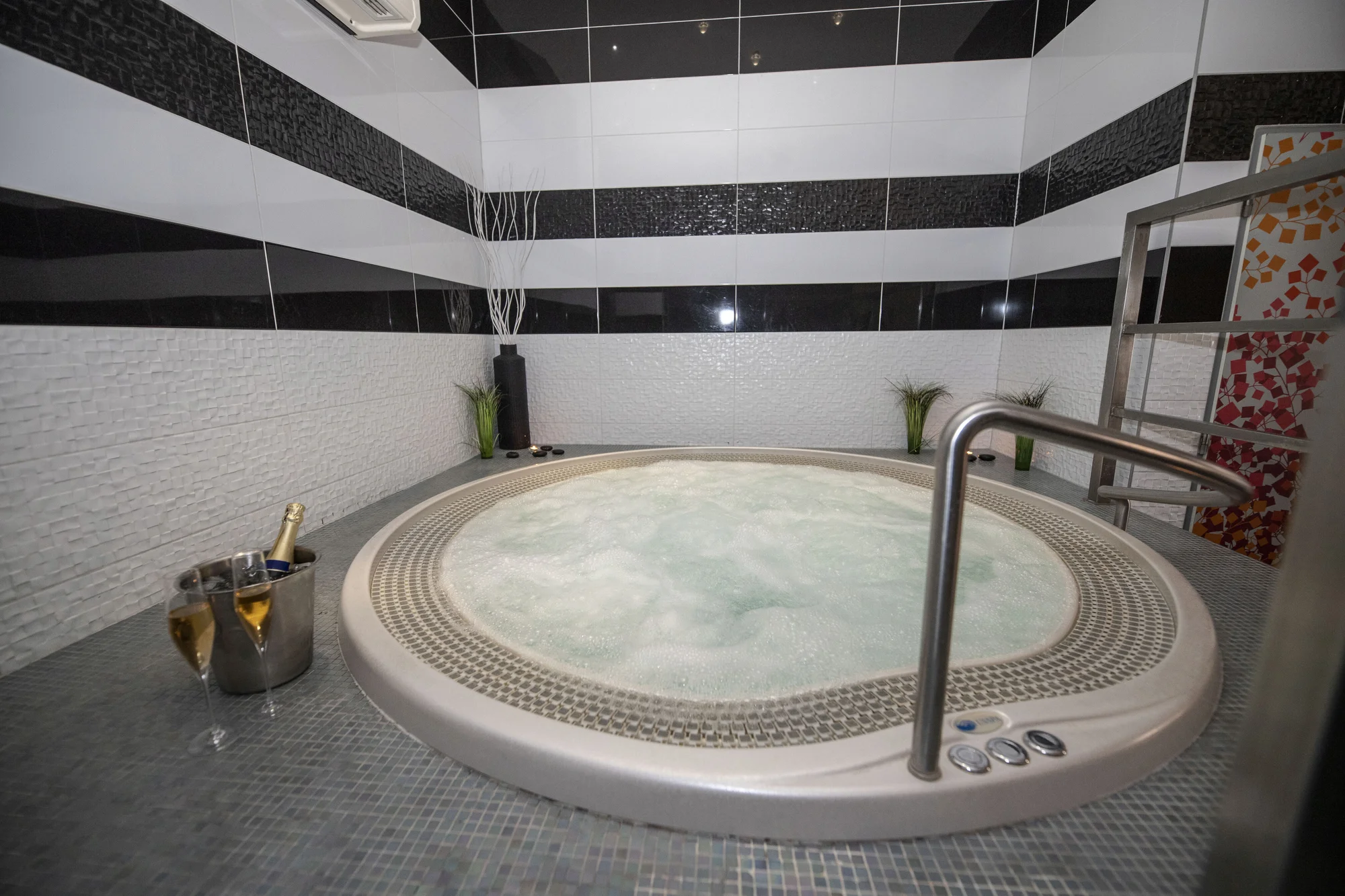 Romantický wellness balíček podle výběru: 90–210 min. privátního relaxu i masáž