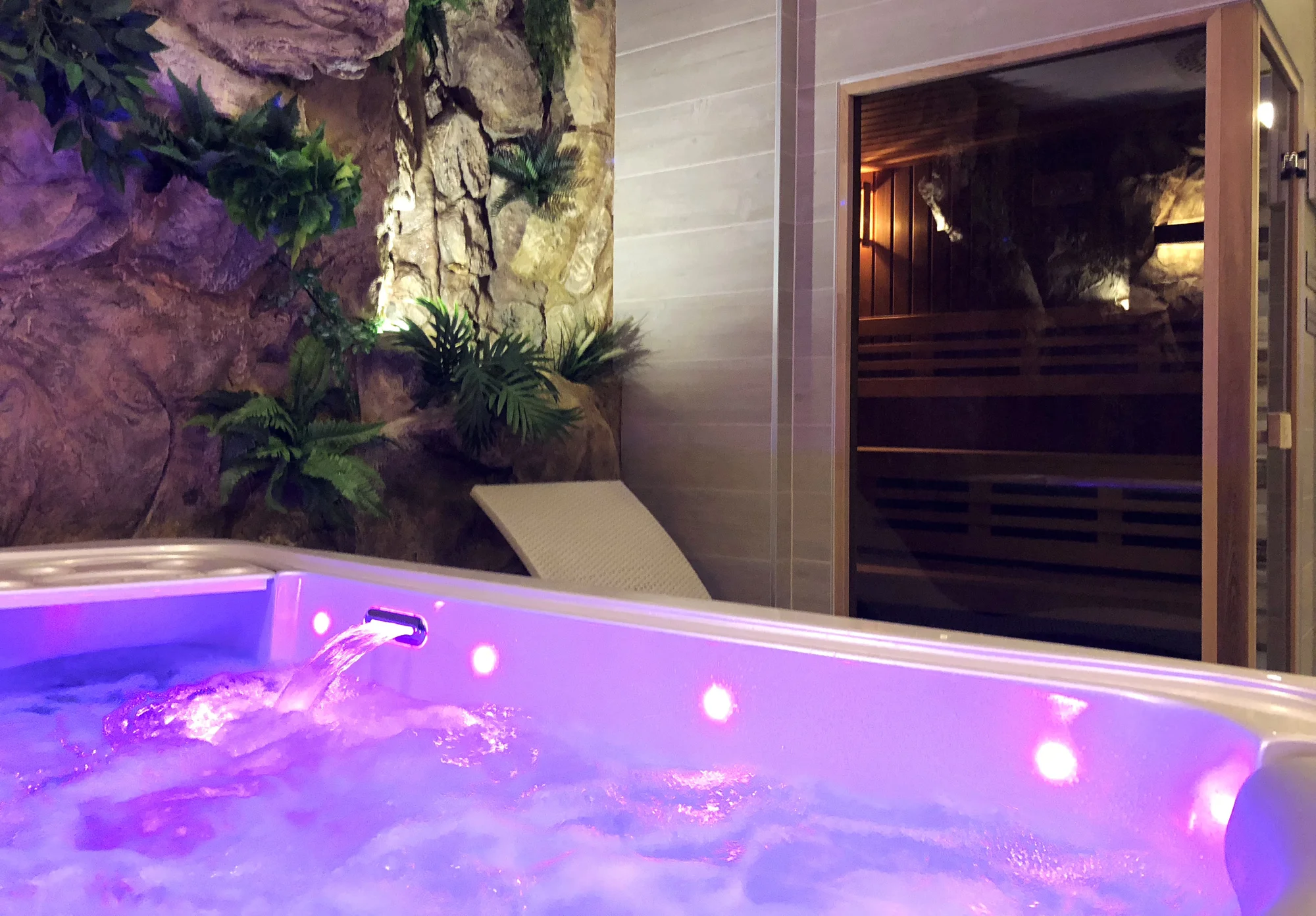 120 min. v privátním wellness s atmosférou džungle pro dva: vířivka, finská i parní sauna