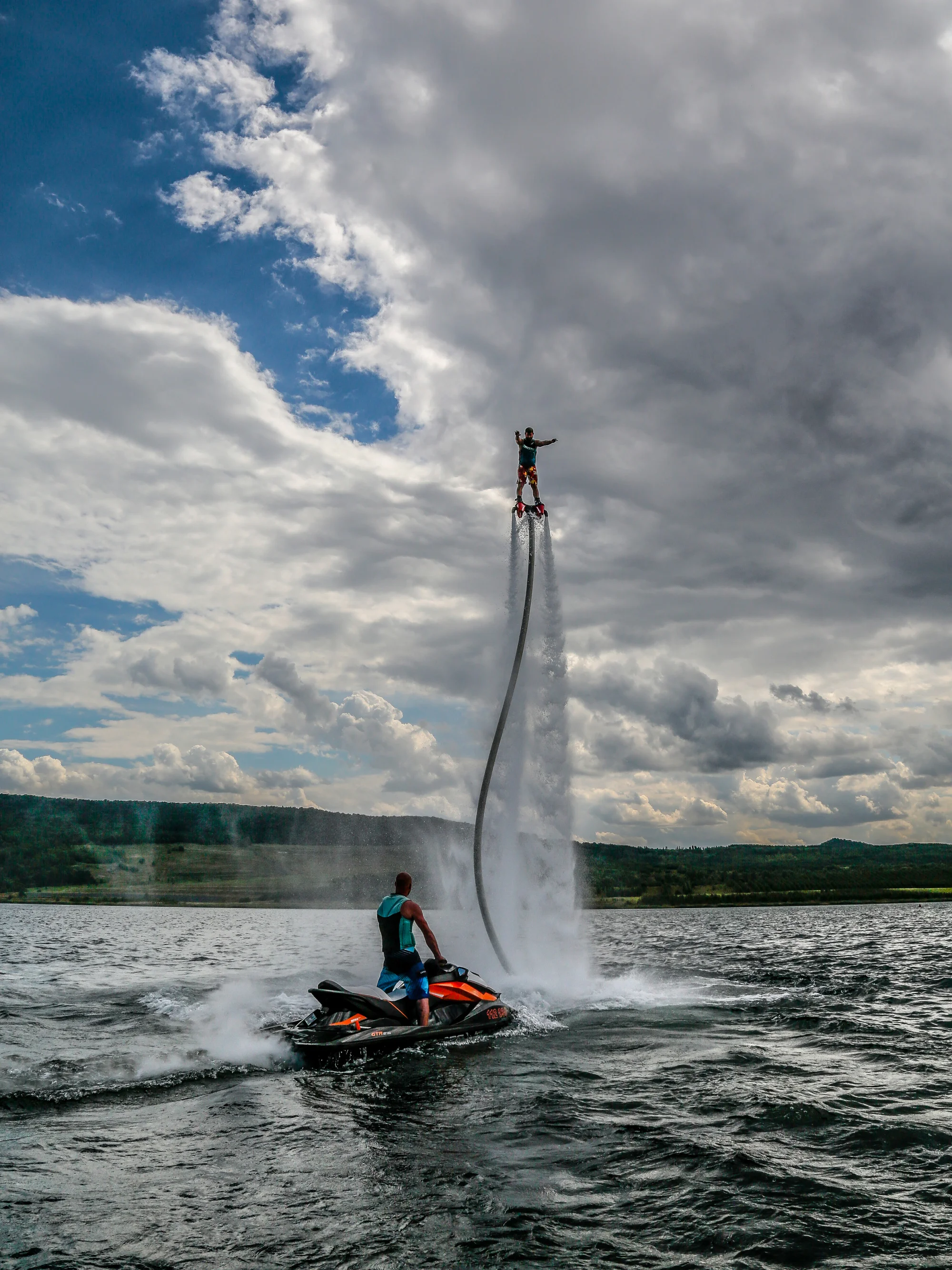 Vznášejte se nad vodou jako superhrdinové: let na flyboardu pro 1 i 2 osoby