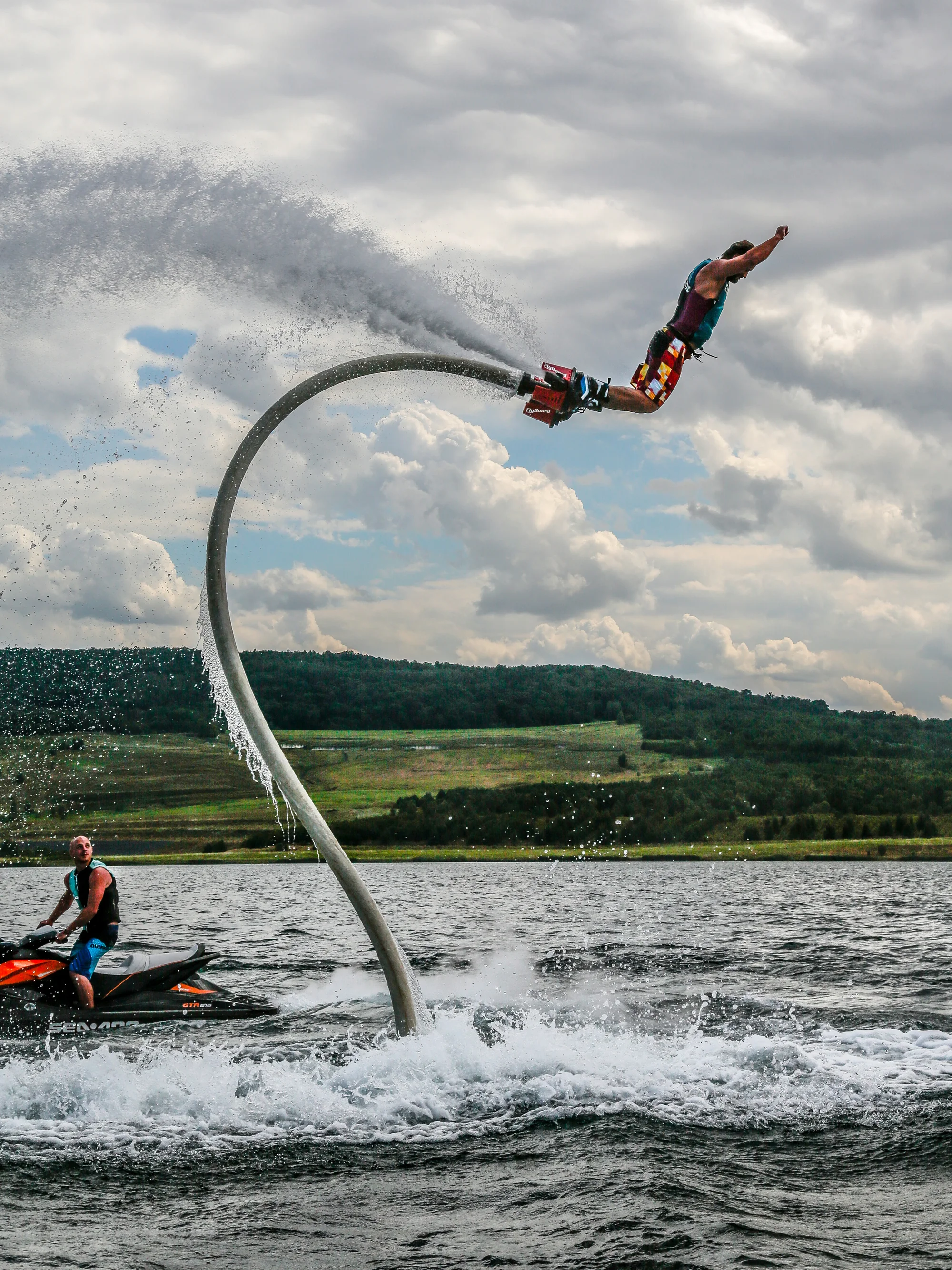 Vznášejte se nad vodou jako superhrdinové: let na flyboardu pro 1 i 2 osoby