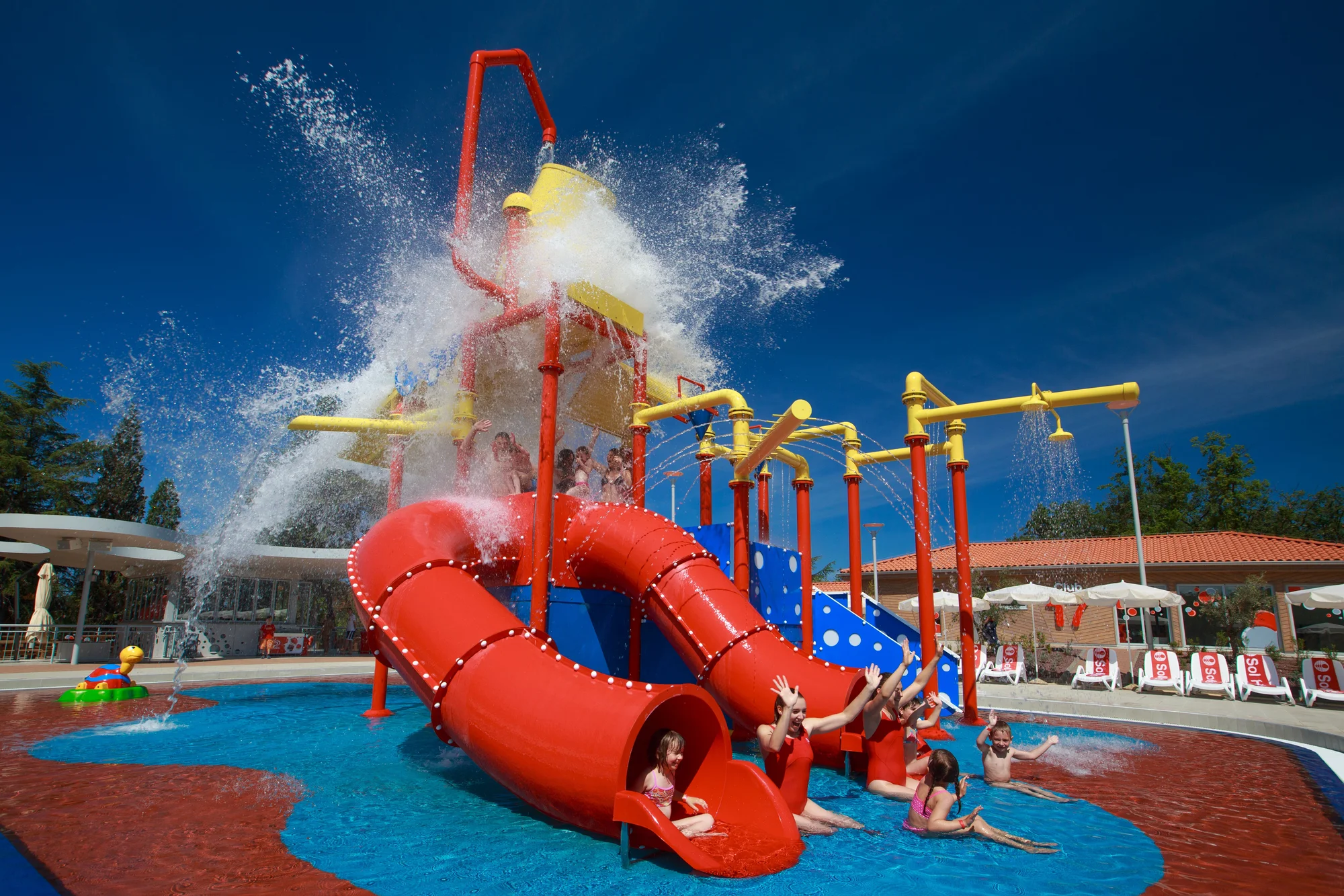 Chorvatský Umag: 4* resort s bazény a aquaparkem, jídlo i pití, 200 m na pláž a děti zdarma
