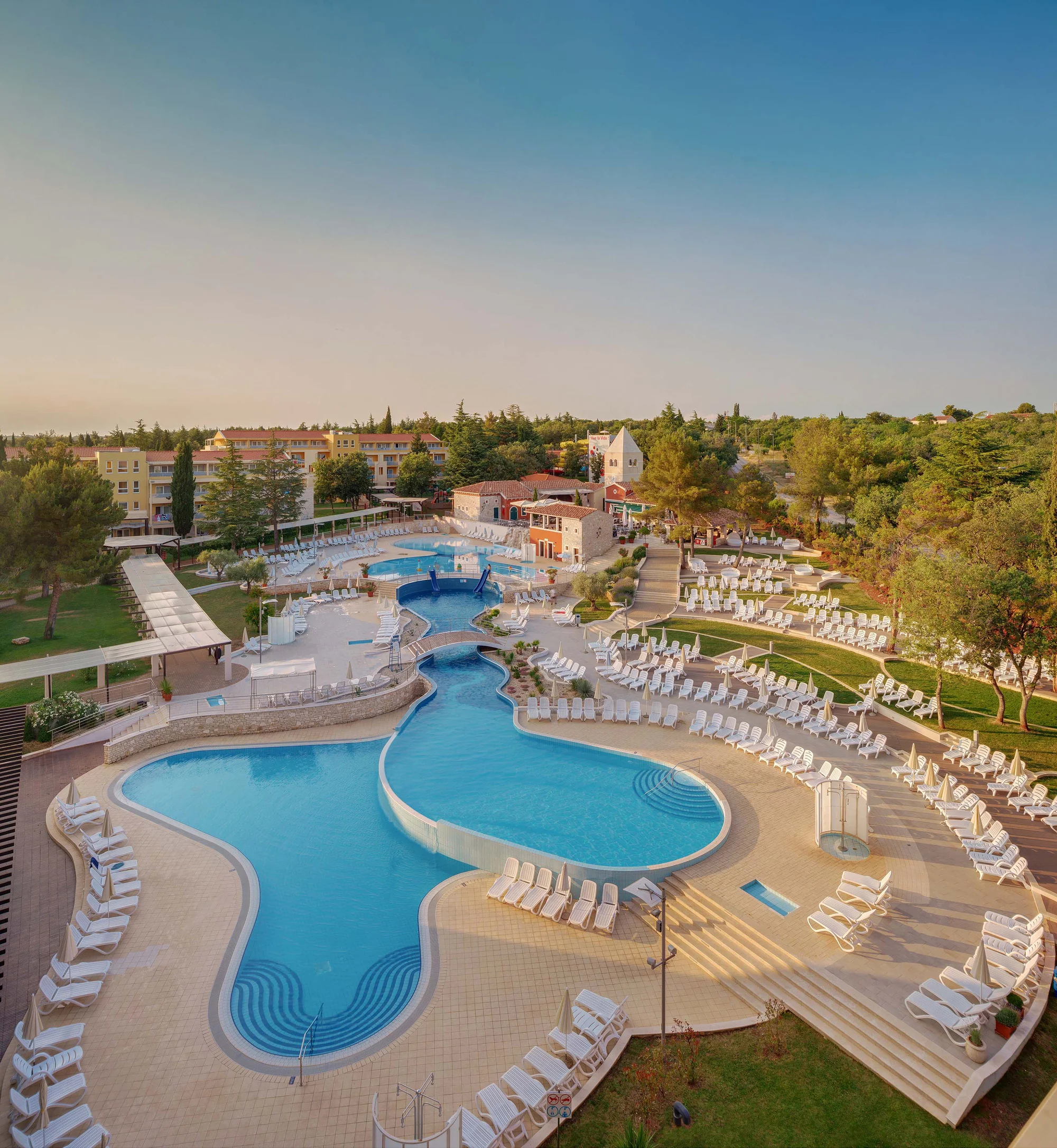 Chorvatský Umag: 4* resort s bazény a aquaparkem, jídlo i pití, 200 m na pláž a děti zdarma