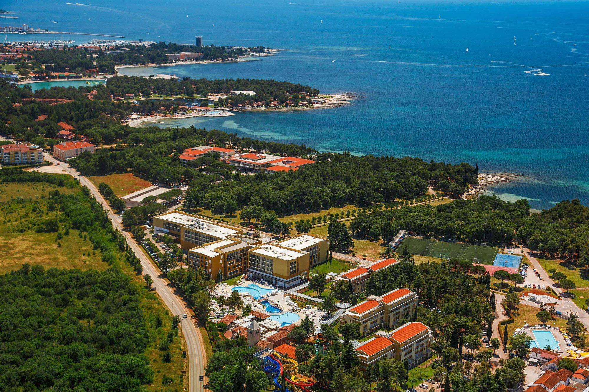 Chorvatský Umag: 4* resort s bazény a aquaparkem, jídlo i pití, 200 m na pláž a děti zdarma
