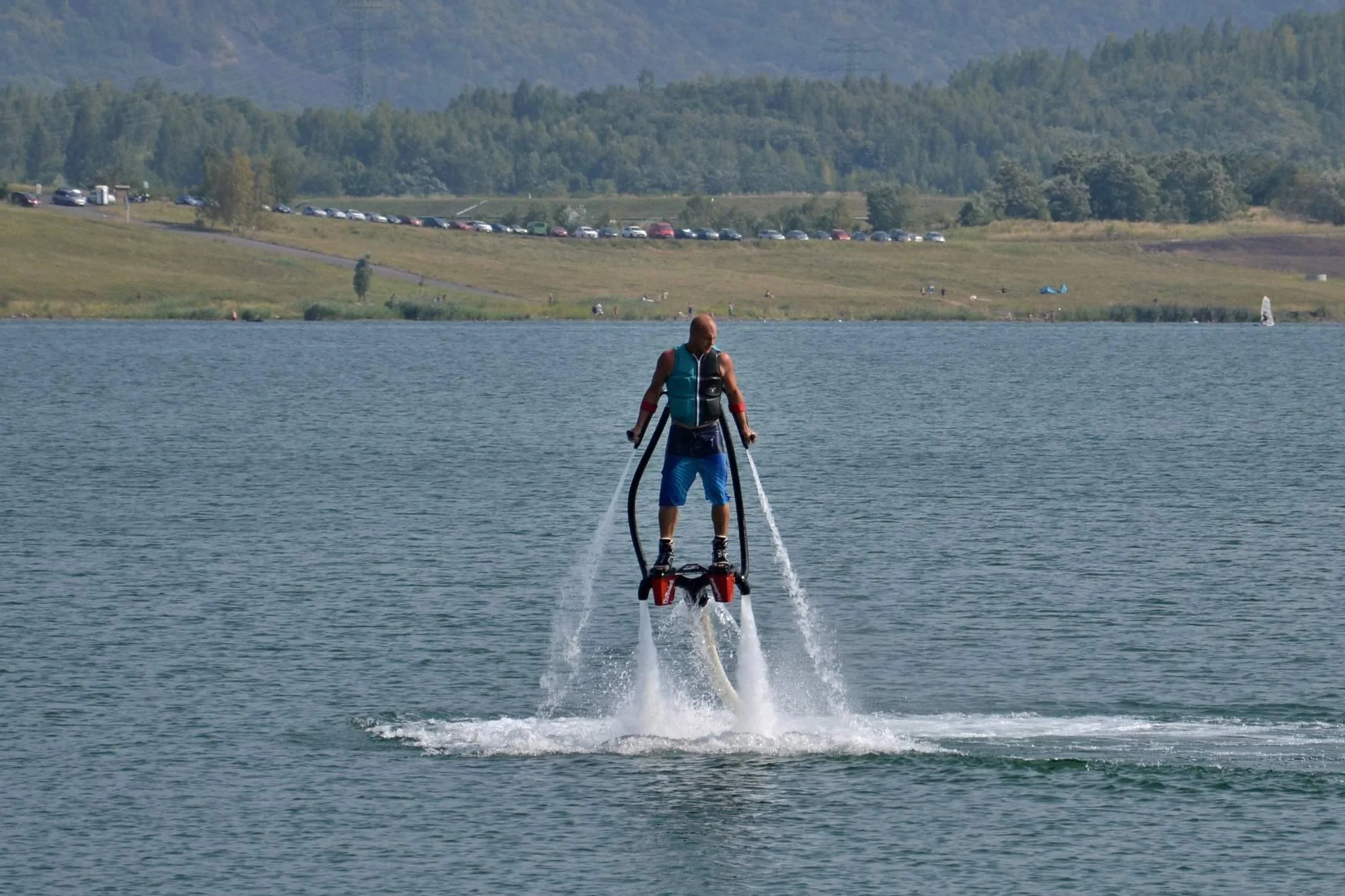 Vznášejte se nad vodou jako superhrdinové: let na flyboardu pro 1 i 2 osoby