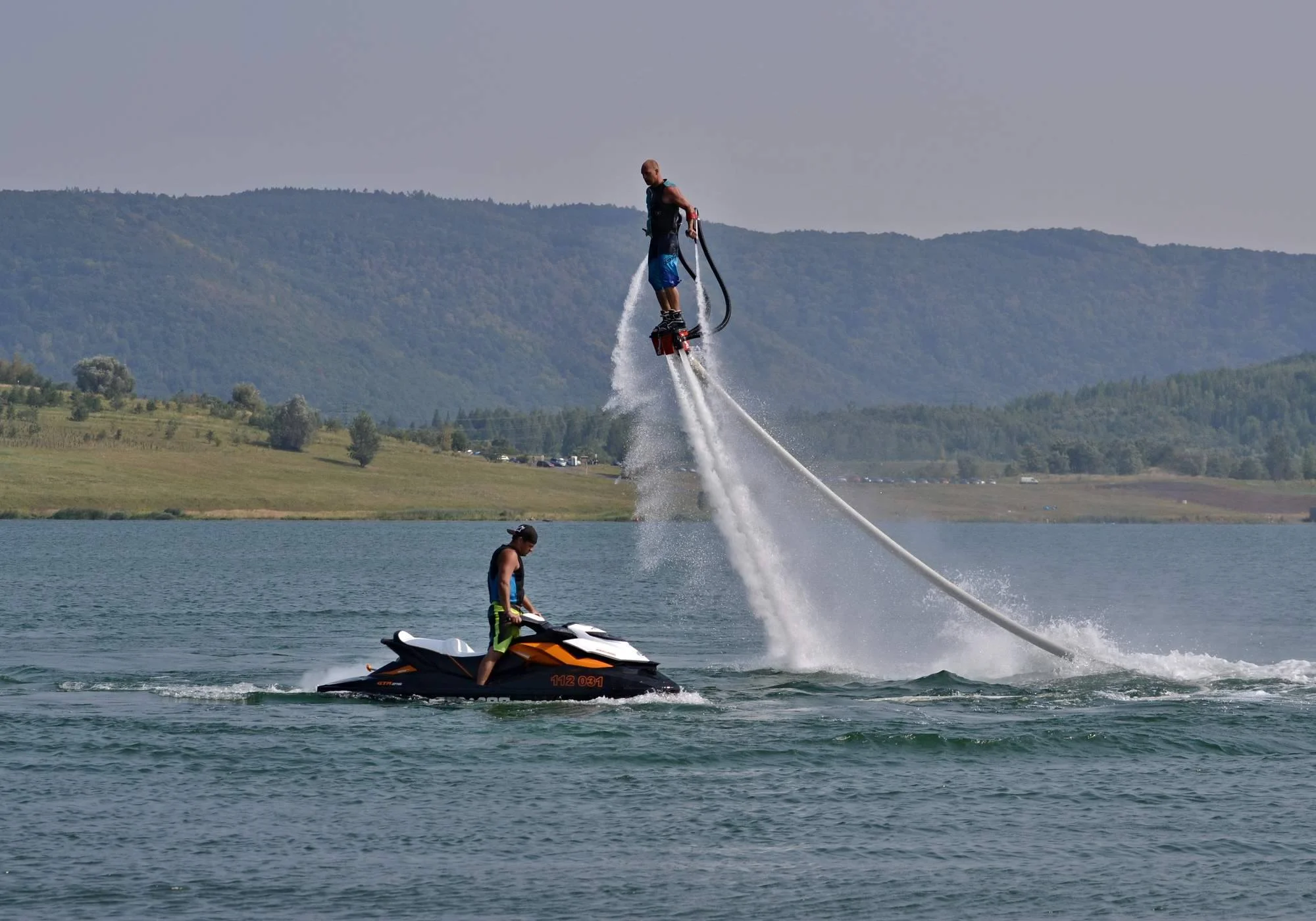 Vznášejte se nad vodou jako superhrdinové: let na flyboardu pro 1 i 2 osoby