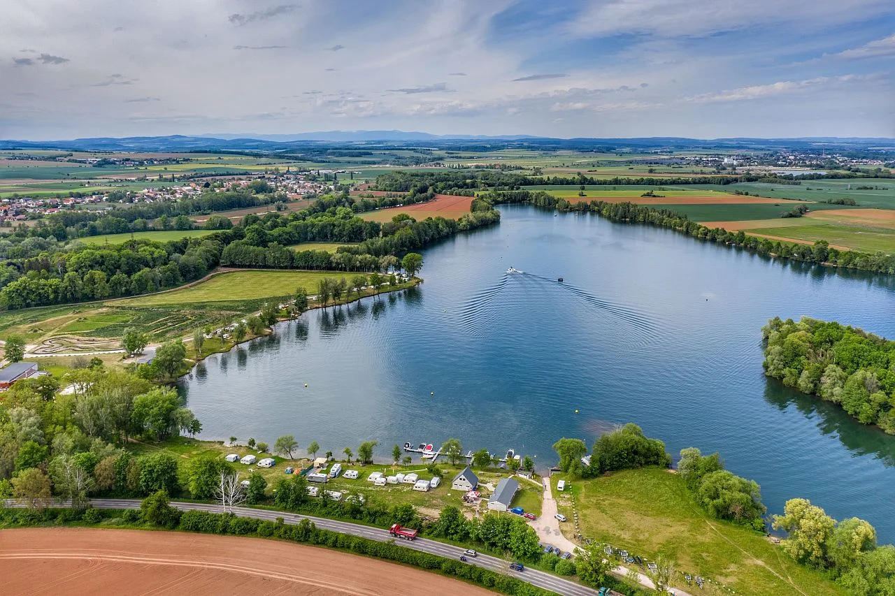 Vznášejte se nad vodou jako superhrdinové: let na flyboardu pro 1 i 2 osoby