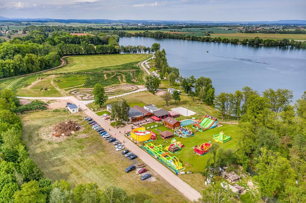 Vznášejte se nad vodou jako superhrdinové: let na flyboardu pro 1 i 2 osoby